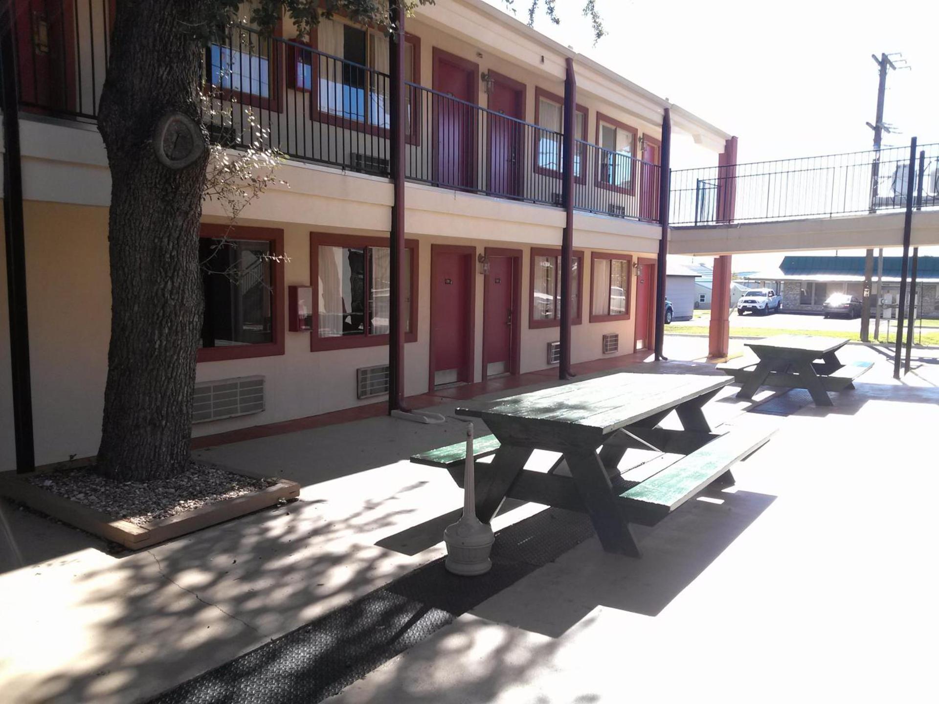 Super 8 by Wyndham Kerrville TX photo 29