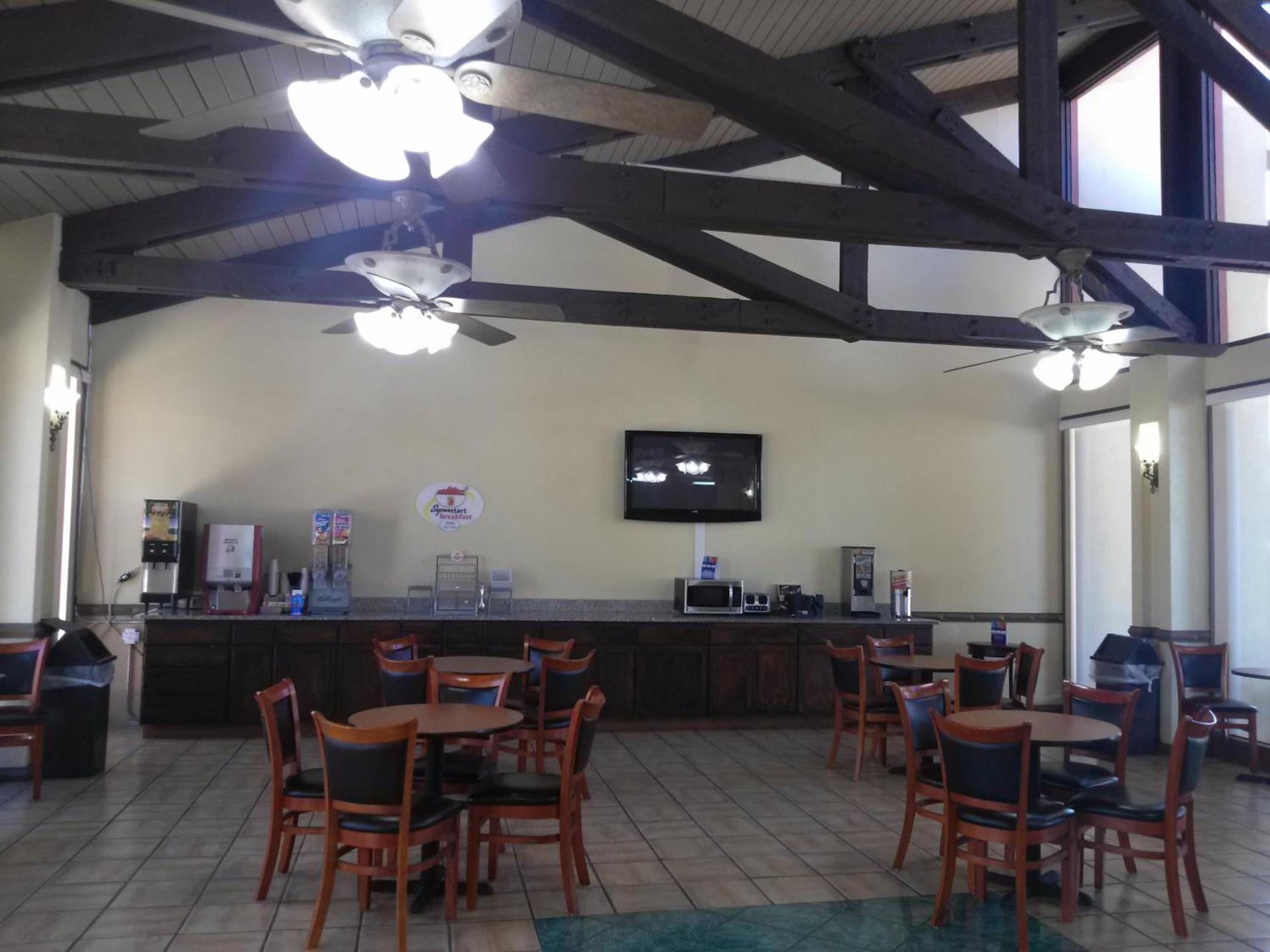 Super 8 by Wyndham Kerrville TX photo 26