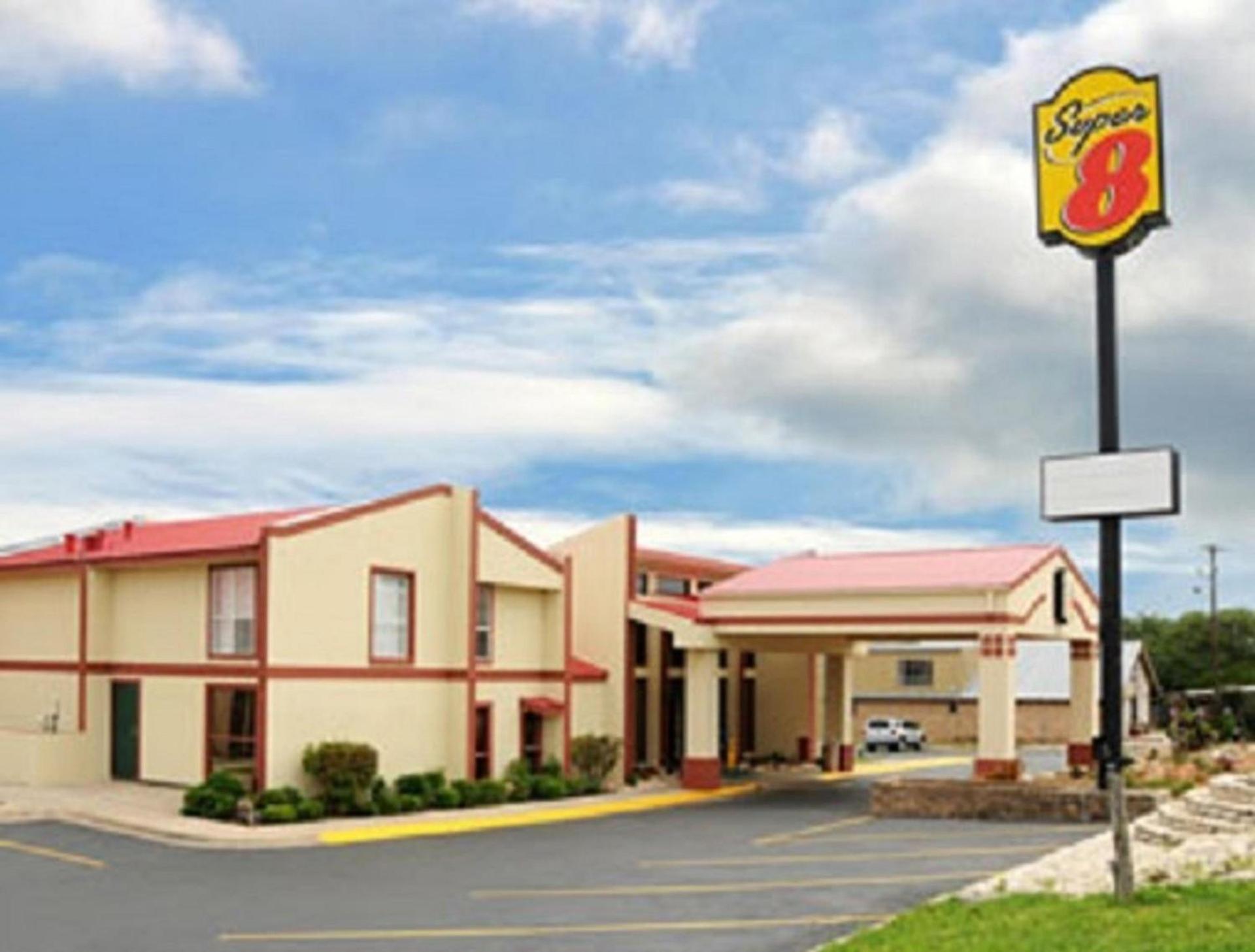 Super 8 by Wyndham Kerrville TX photo 6