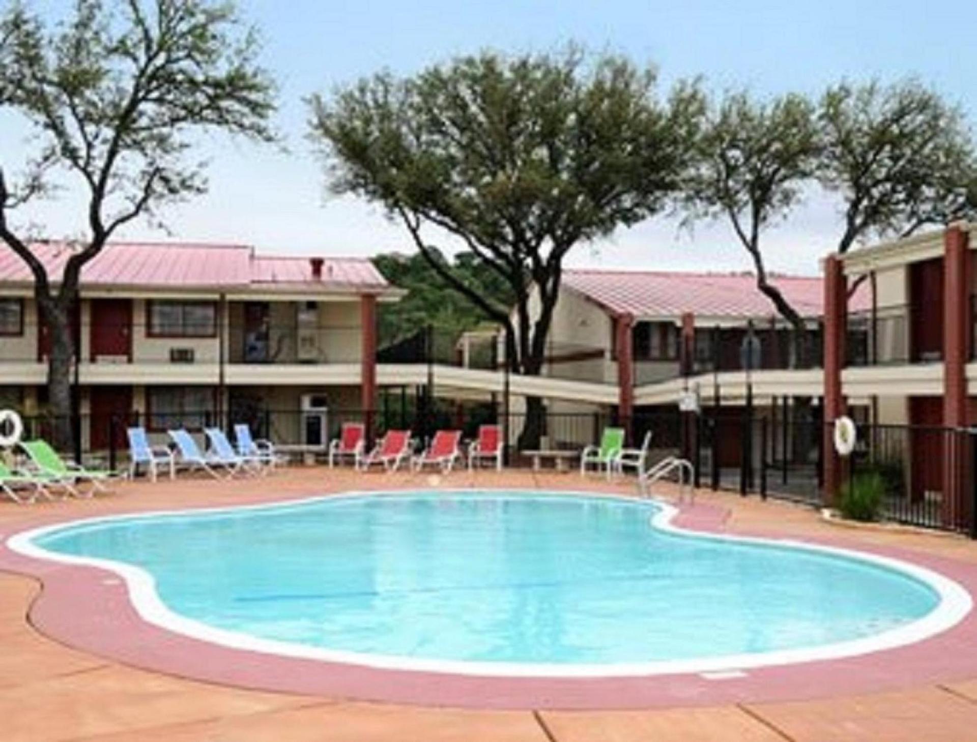 Super 8 by Wyndham Kerrville TX photo 27