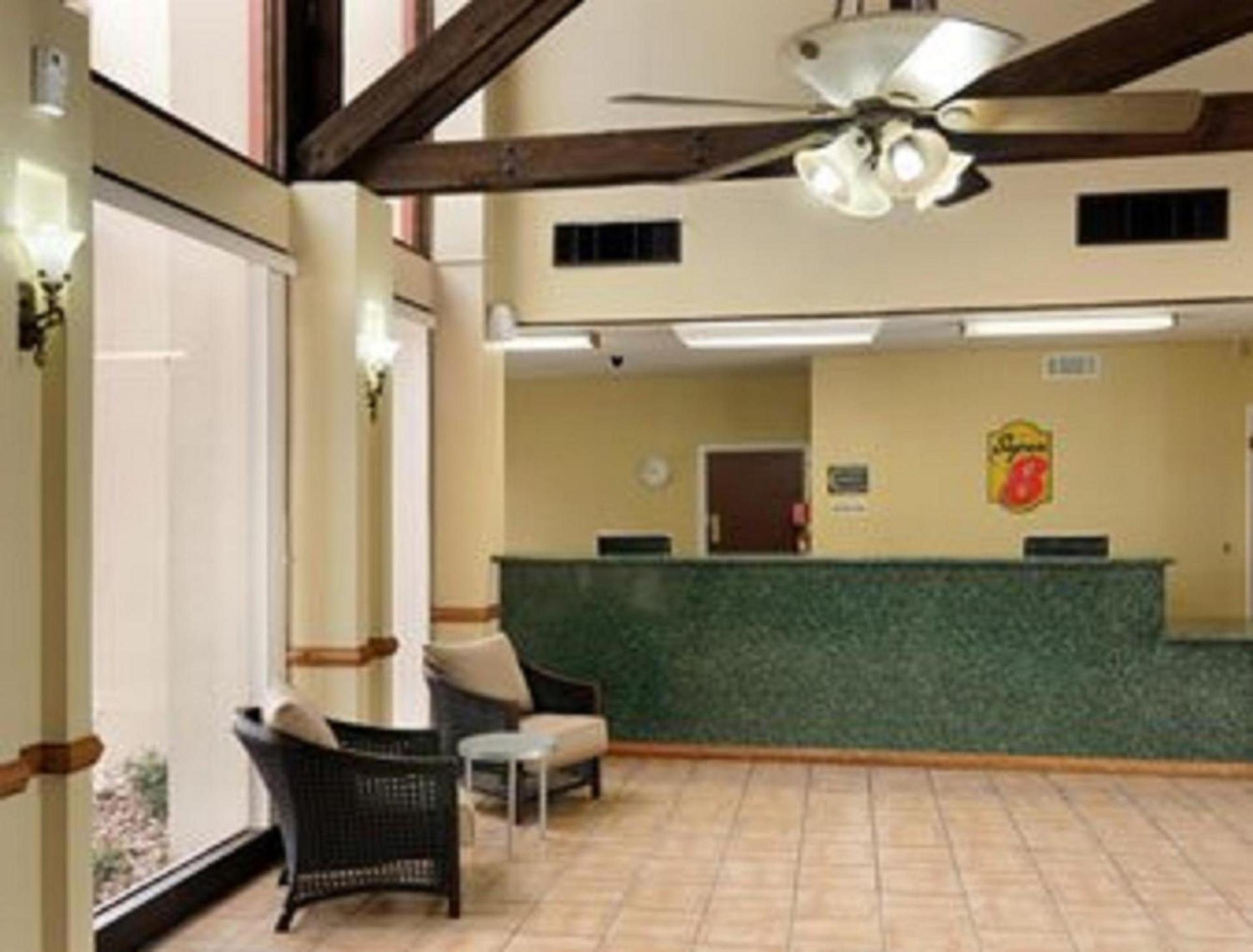 Super 8 by Wyndham Kerrville TX photo 17