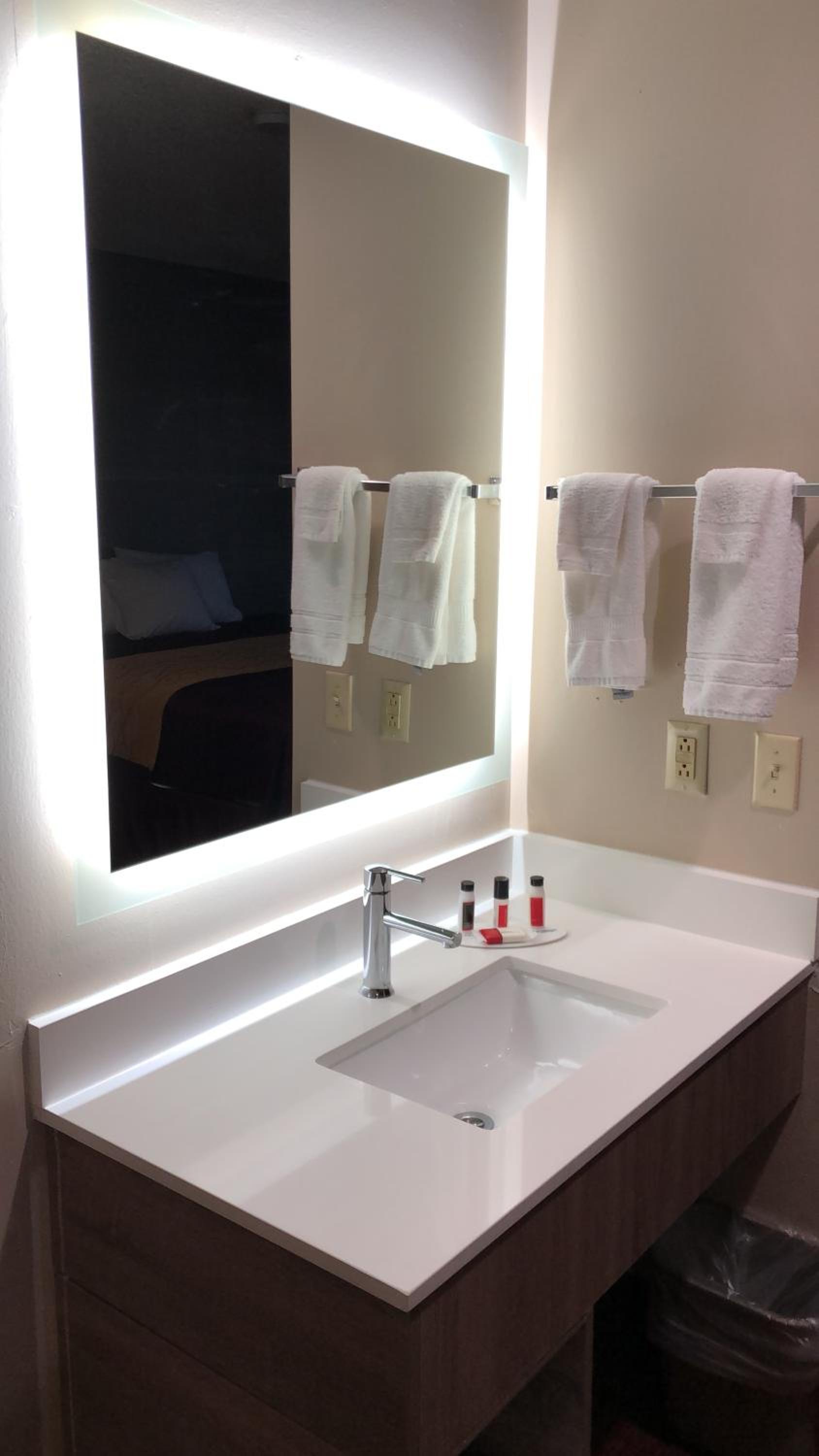 Super 8 by Wyndham Omaha SW photo 52