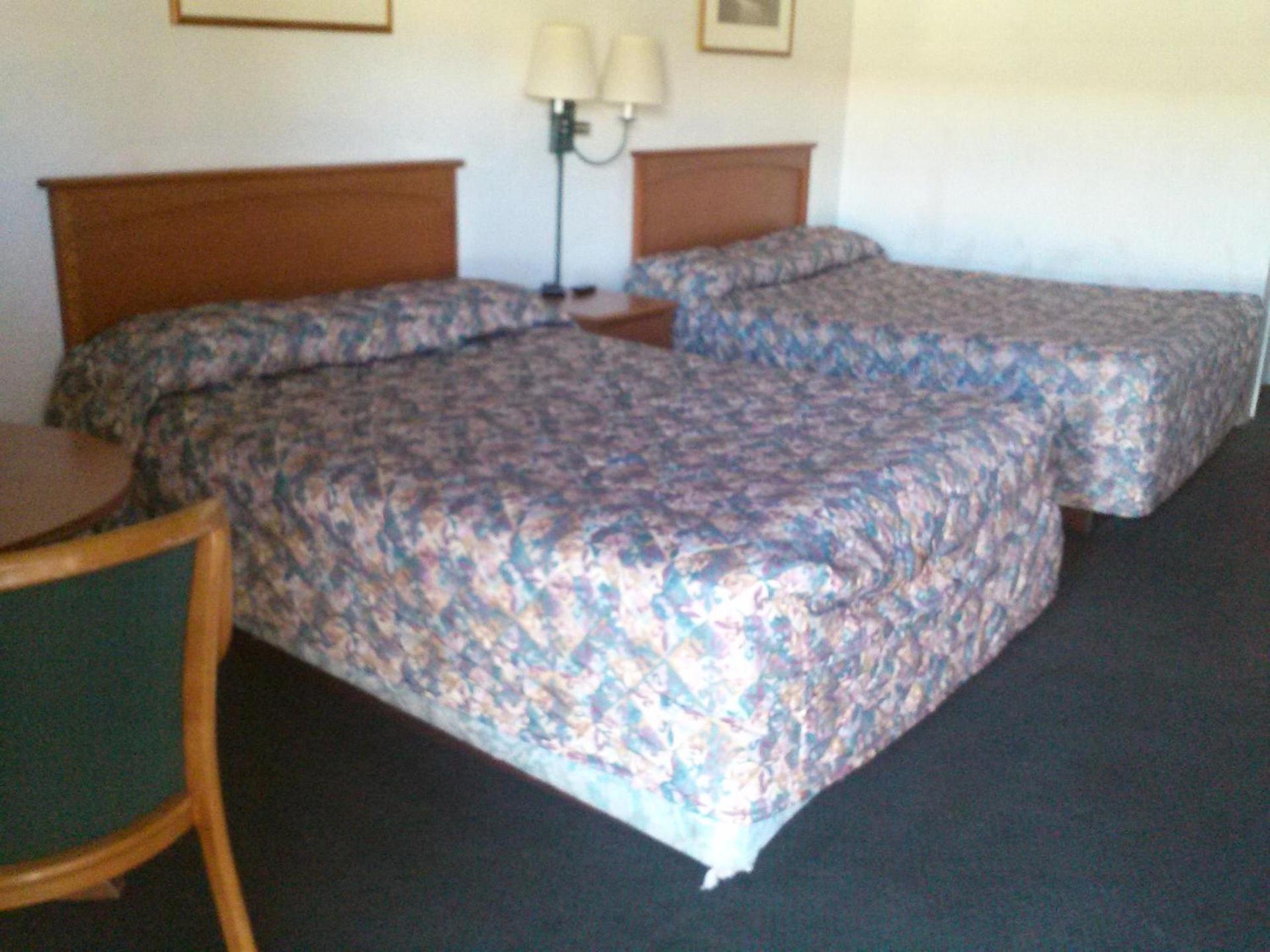 Americas Best Value Inn Wendover photo 14