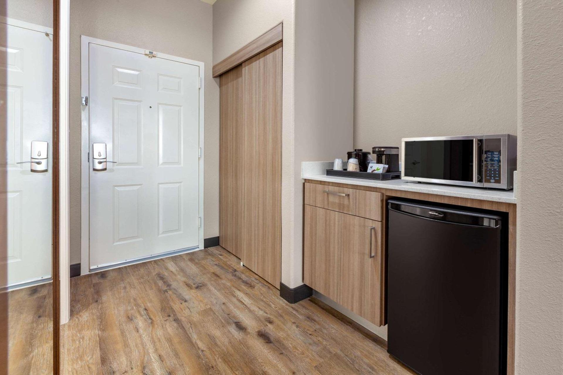 La Quinta by Wyndham Houston Channelview photo 43
