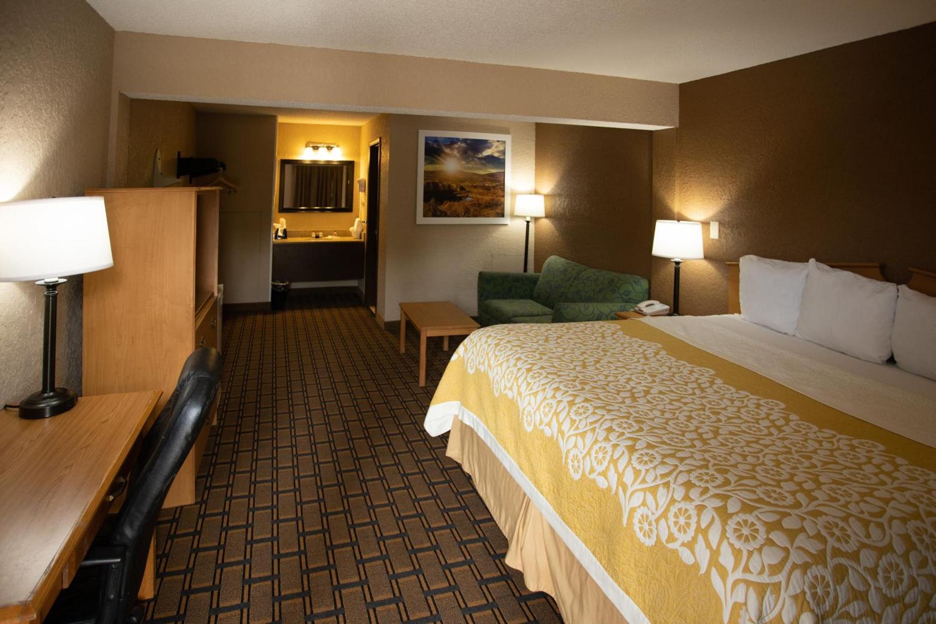 Days Inn by Wyndham Fairmont photo 16