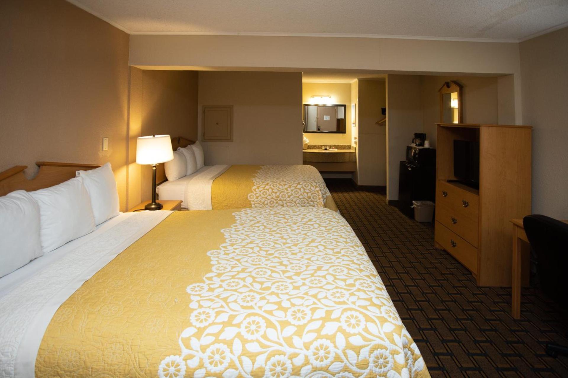 Days Inn by Wyndham Fairmont photo 20