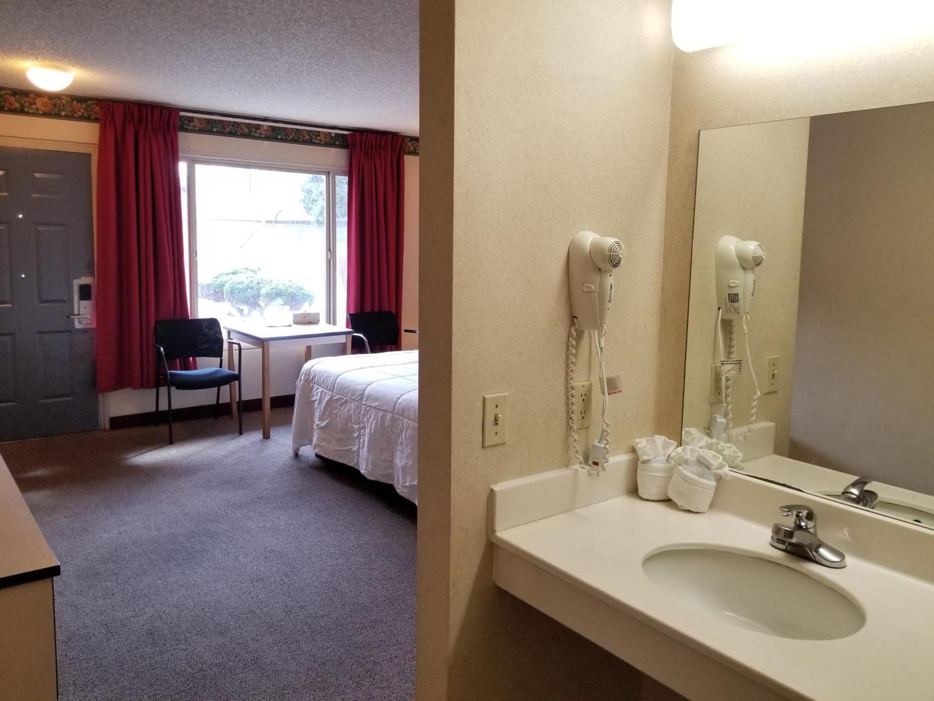 TravelStar Inn & Suites photo 8