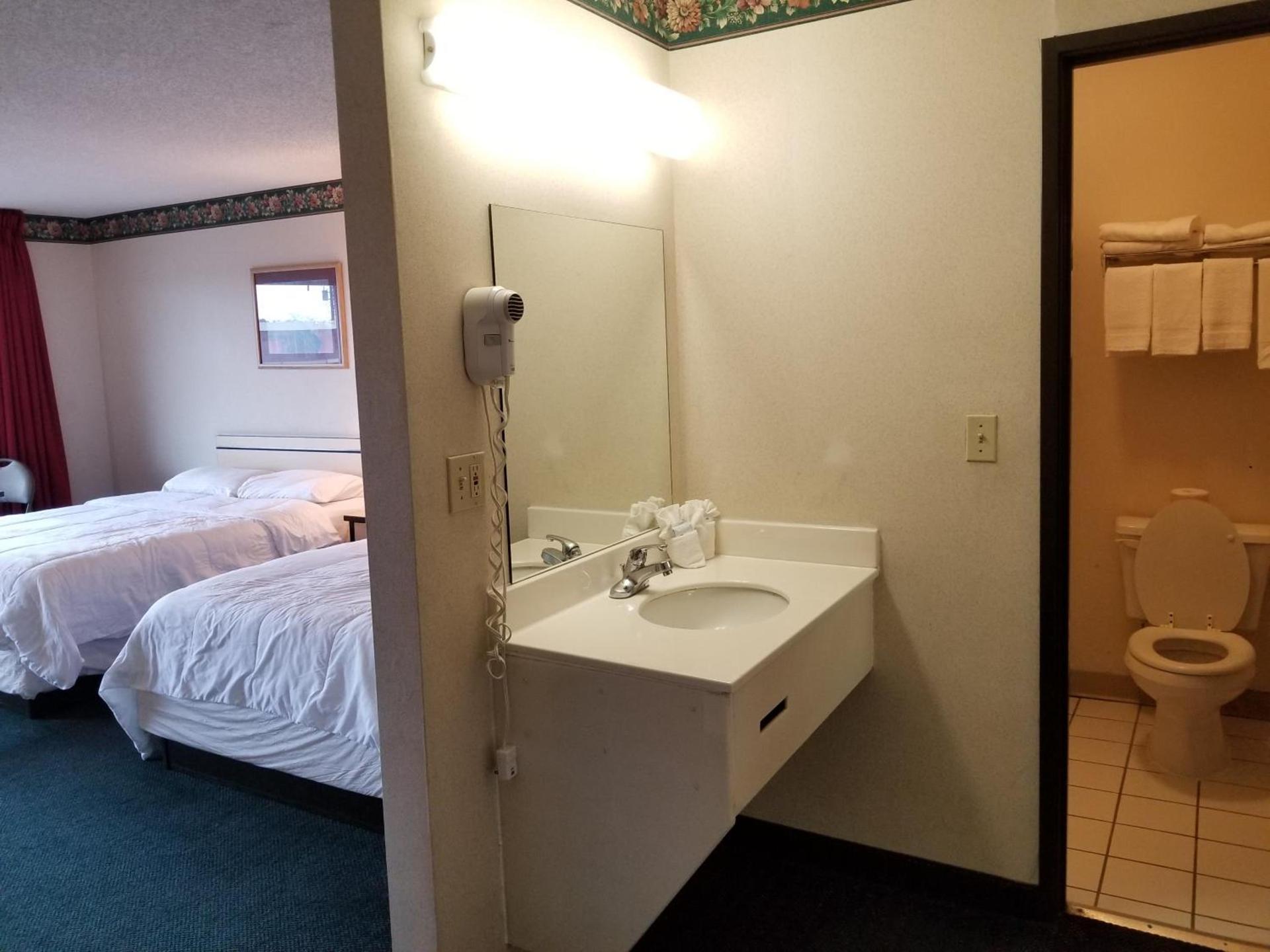 TravelStar Inn & Suites photo 6