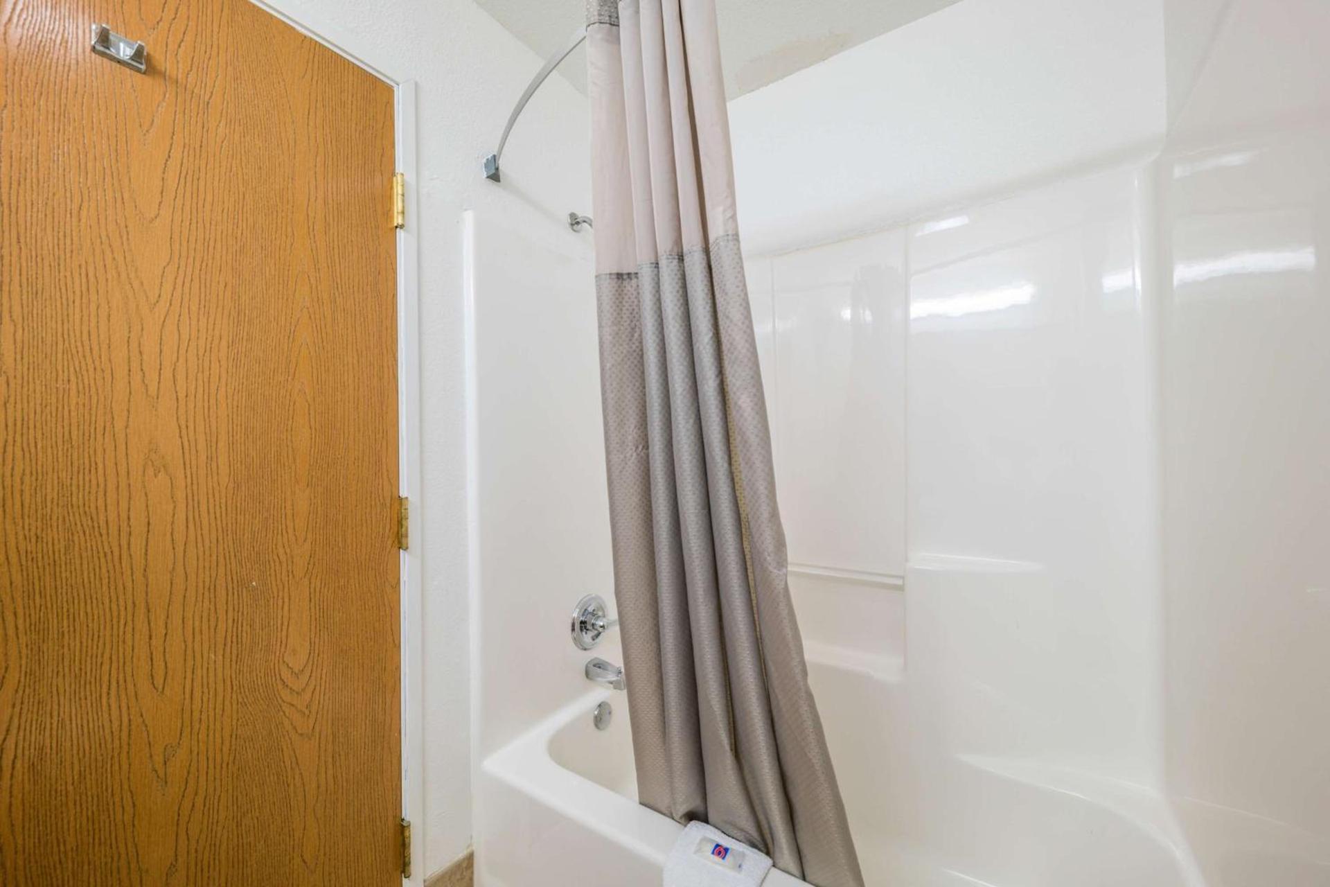 Motel 6-Decatur, TX photo 23