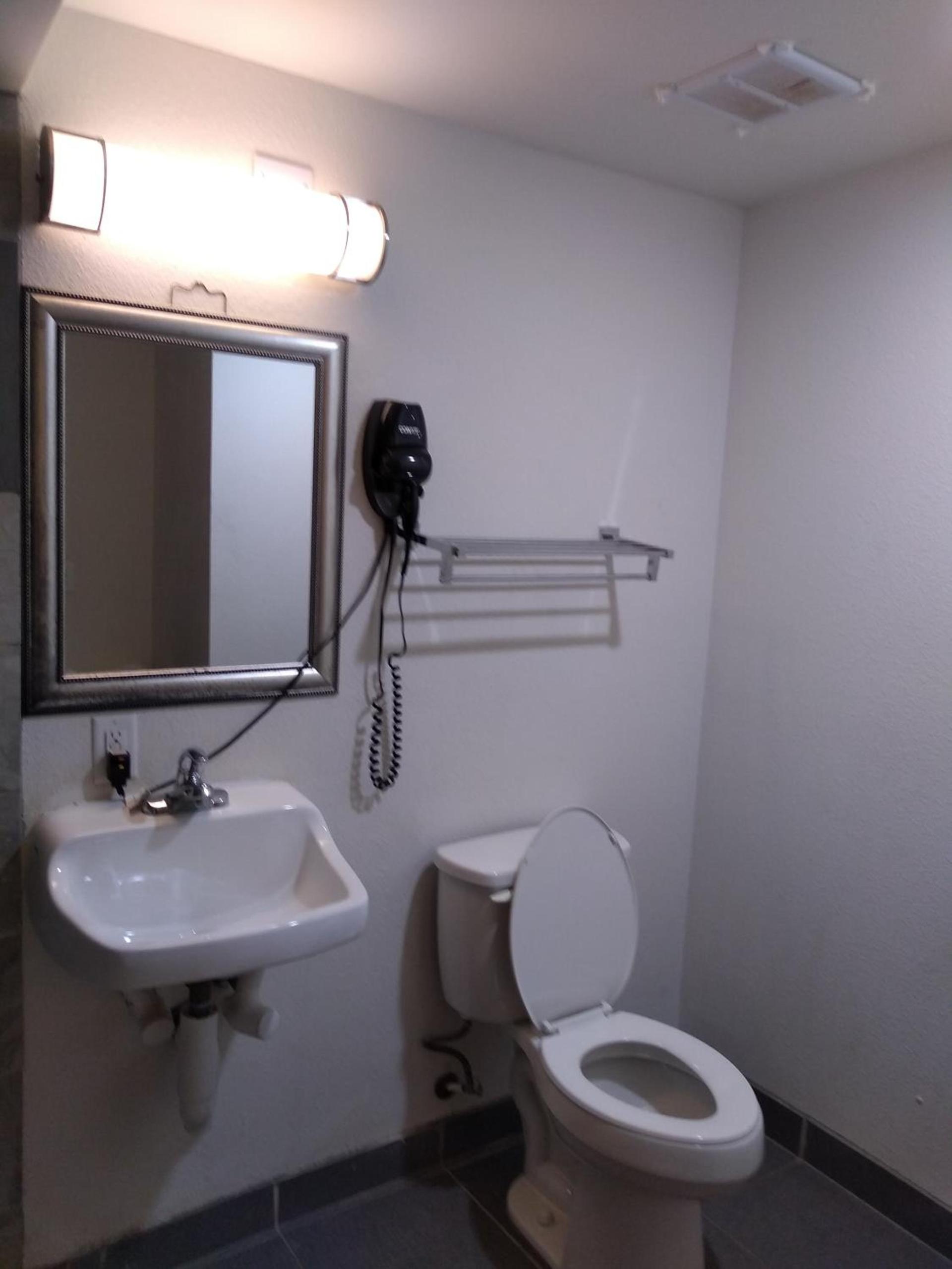 Days Inn by Wyndham Alva photo 37