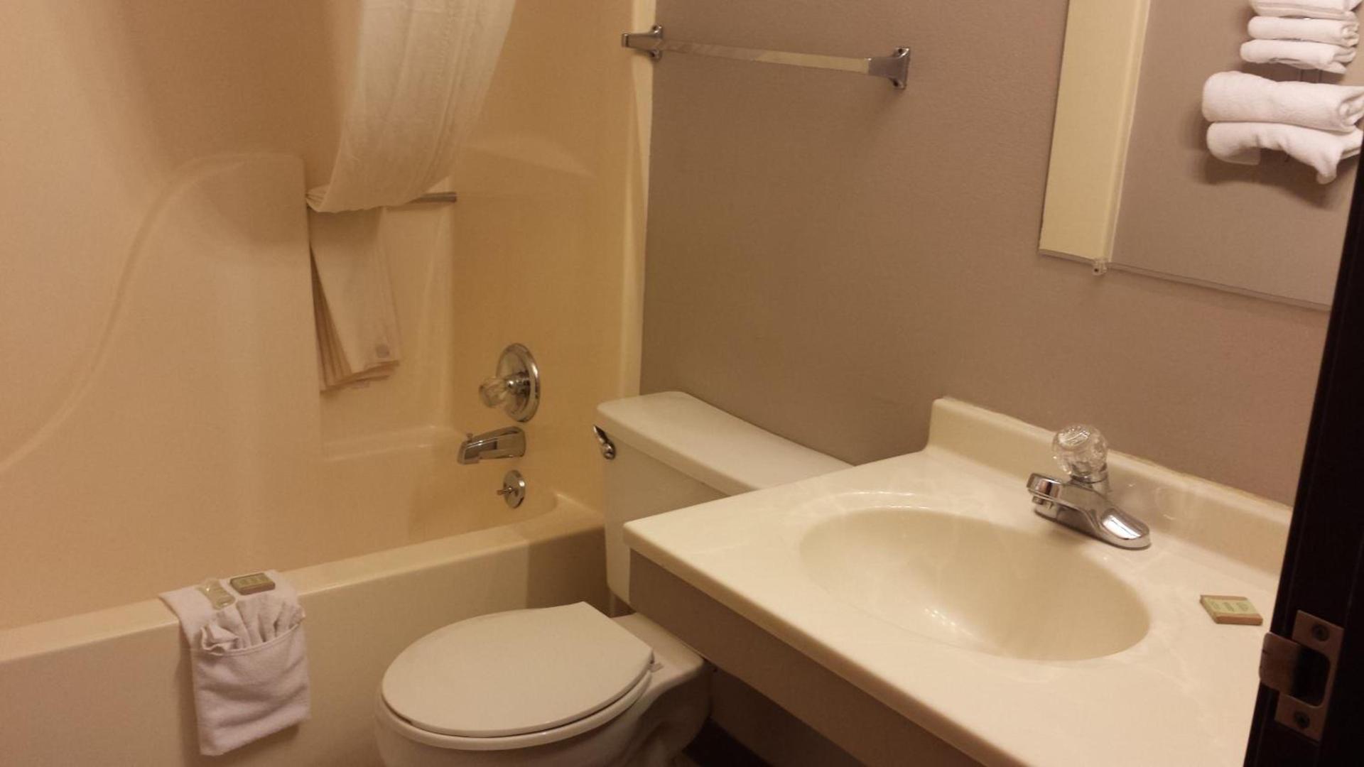 Super 8 by Wyndham Pella photo 26