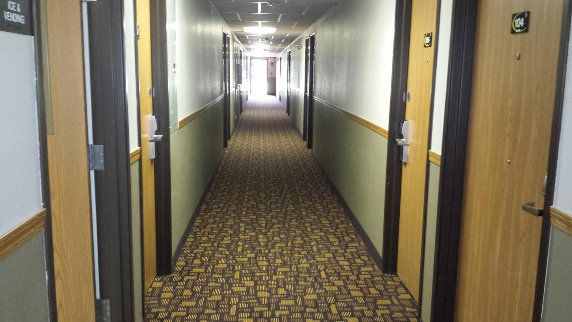 Super 8 by Wyndham Pella photo 28