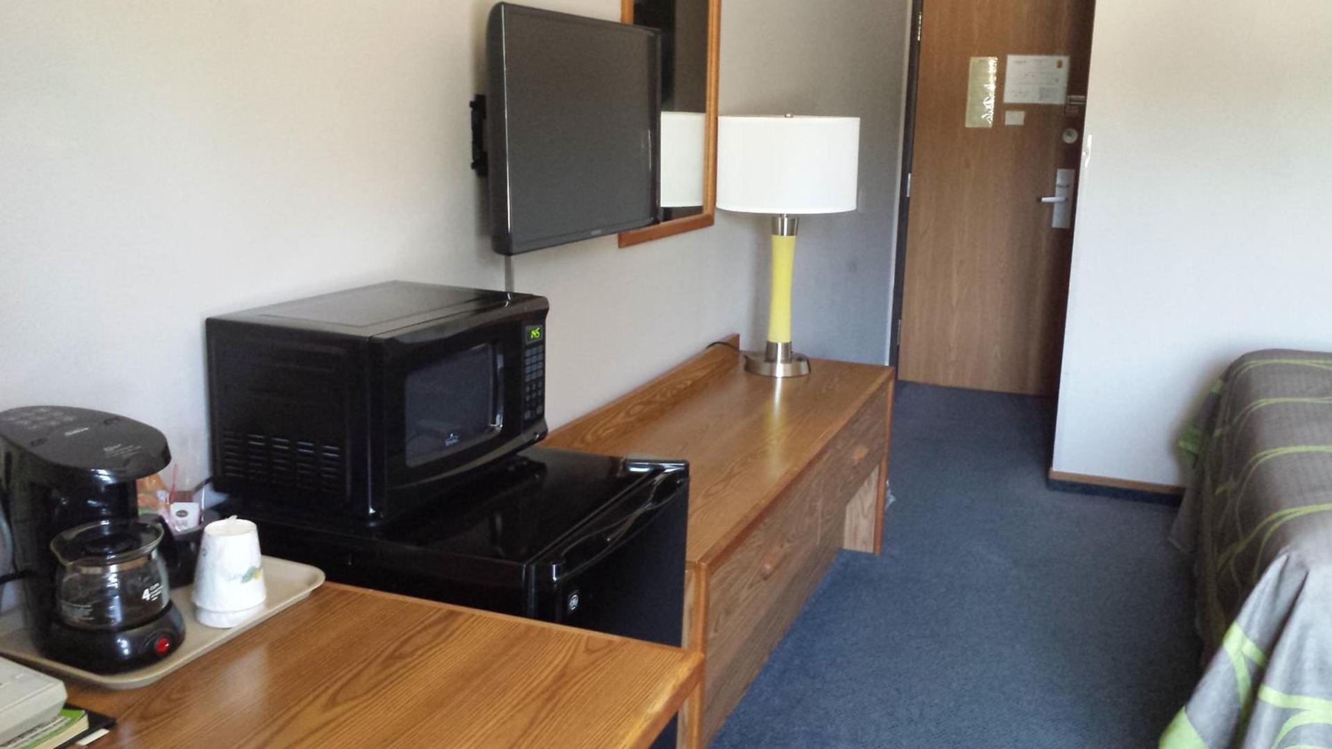 Super 8 by Wyndham Pella photo 24