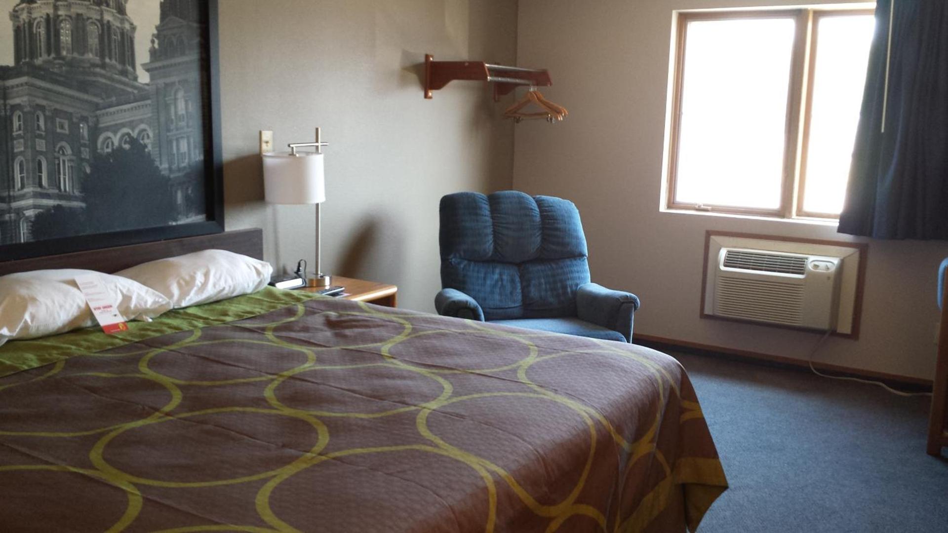 Super 8 by Wyndham Pella photo 22