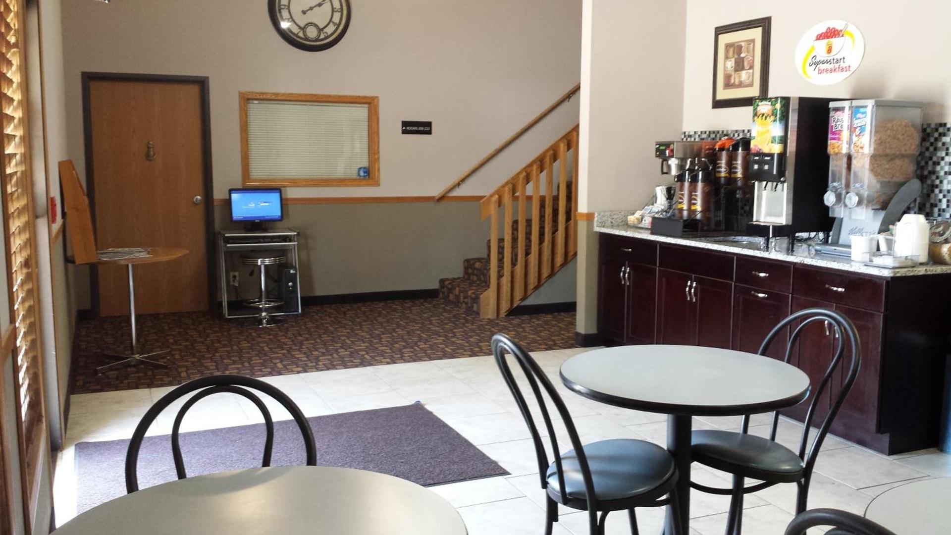 Super 8 by Wyndham Pella photo 29