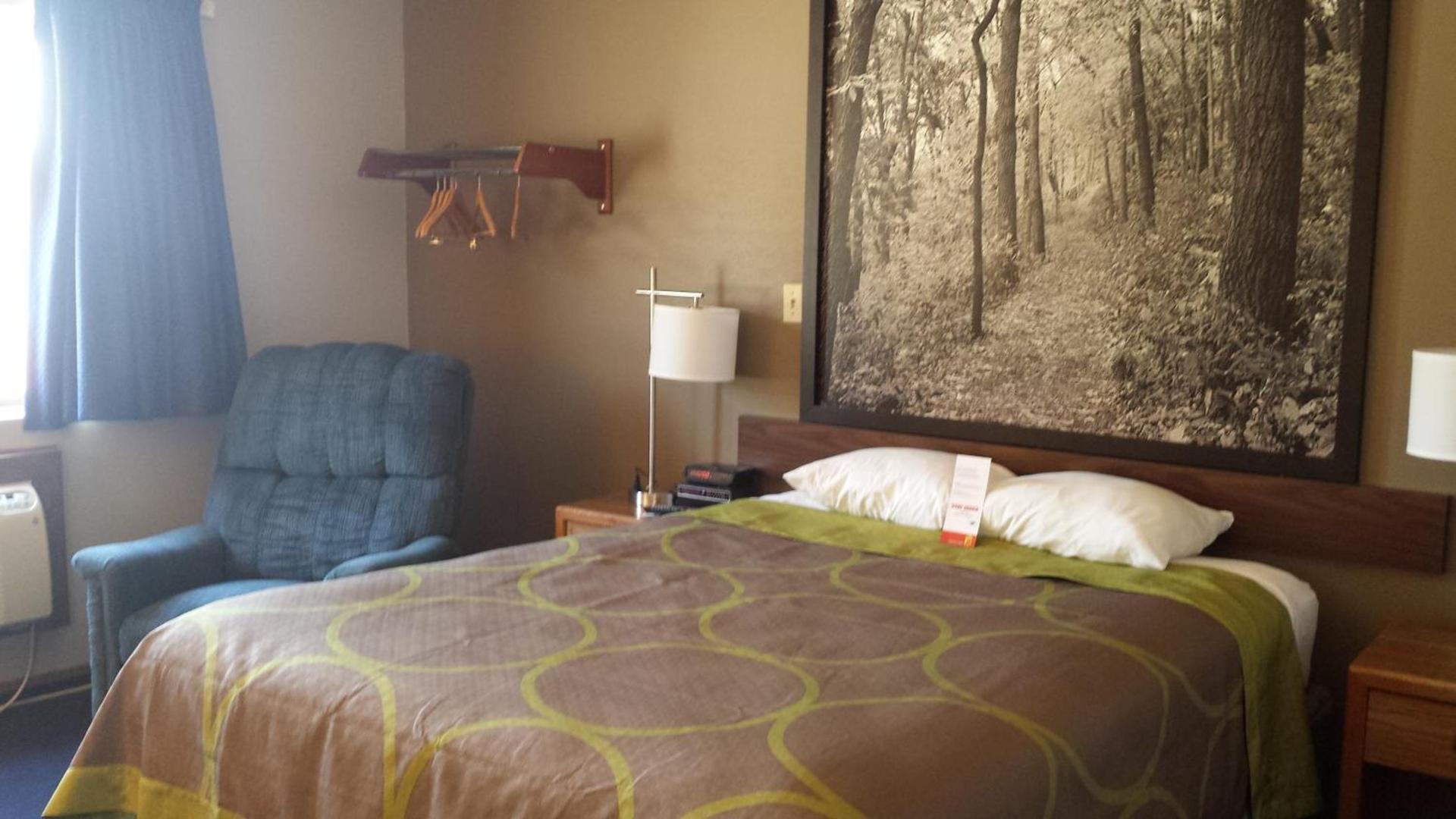 Super 8 by Wyndham Pella photo 16