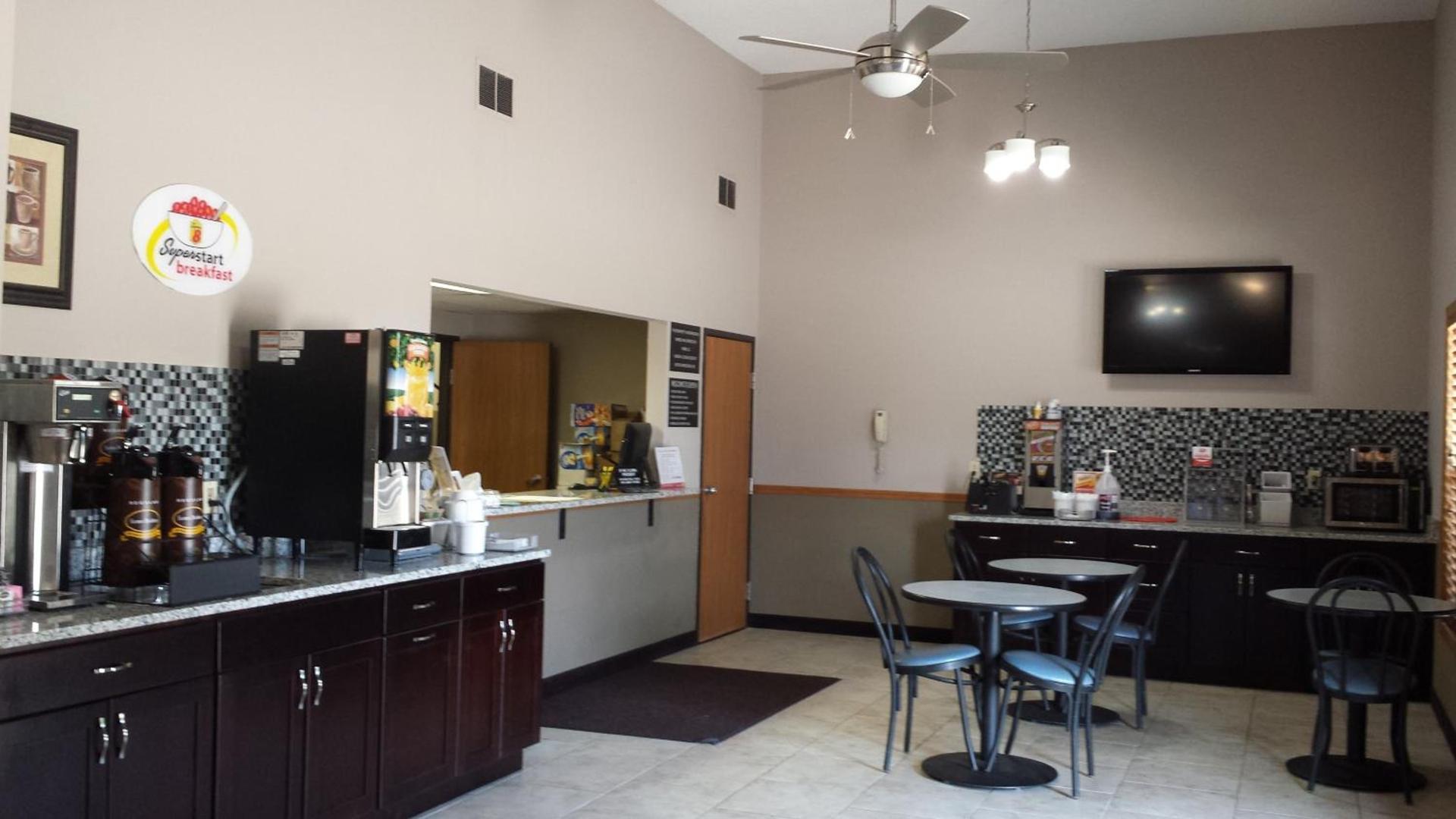 Super 8 by Wyndham Pella photo 31