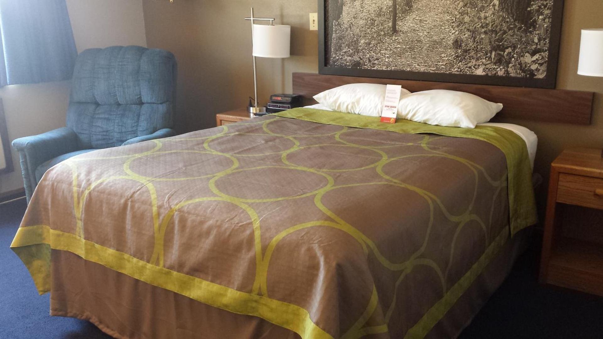 Super 8 by Wyndham Pella photo 21
