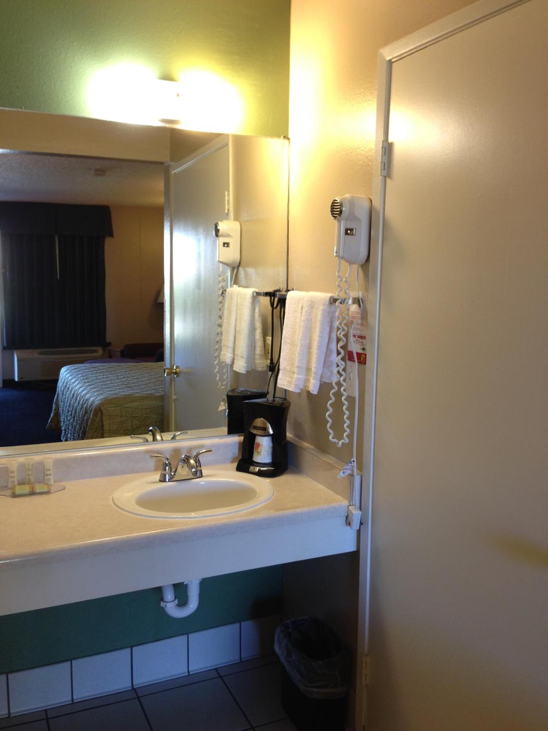 Super 8 by Wyndham Barstow photo 20