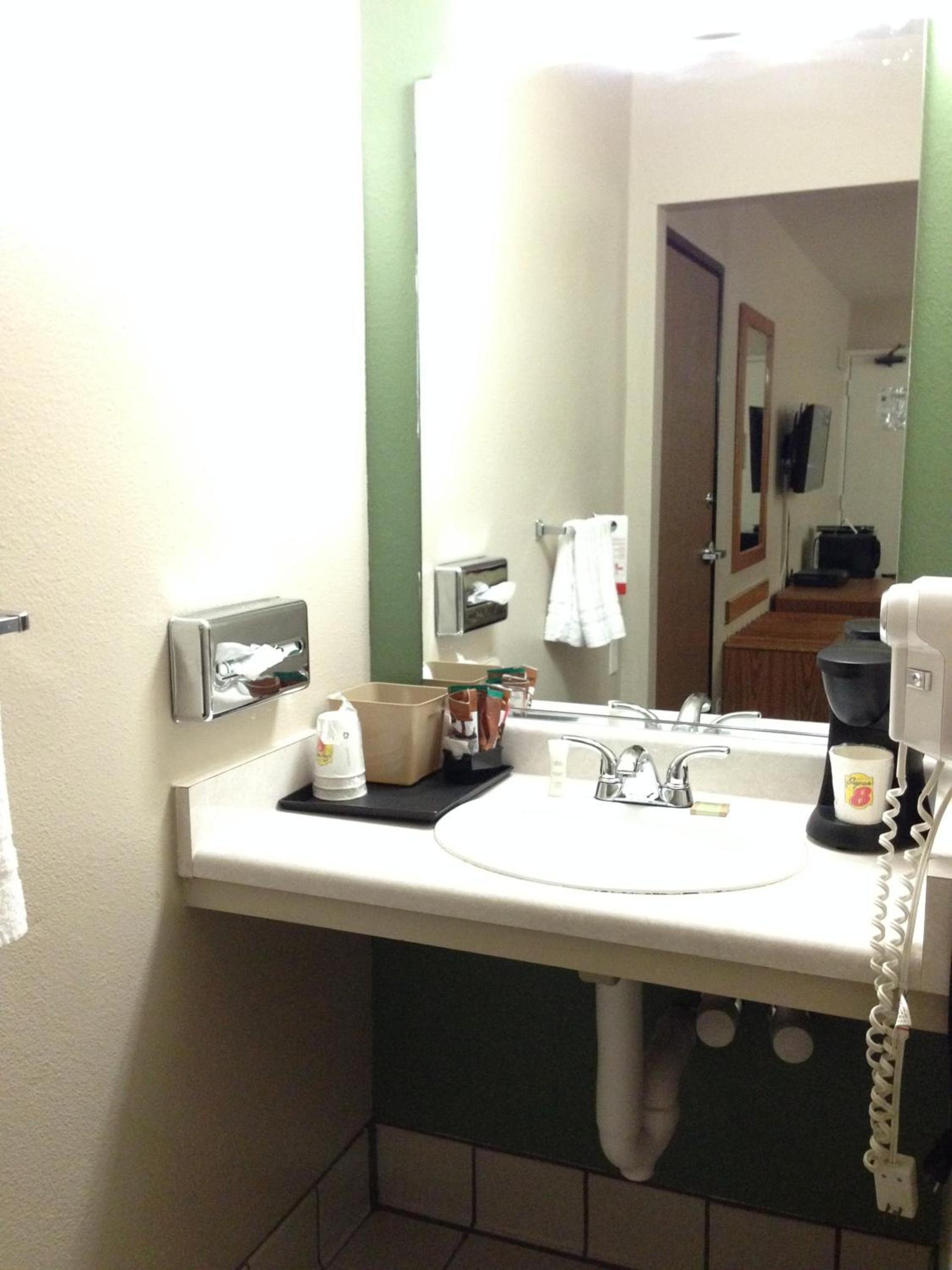 Super 8 by Wyndham Barstow photo 22