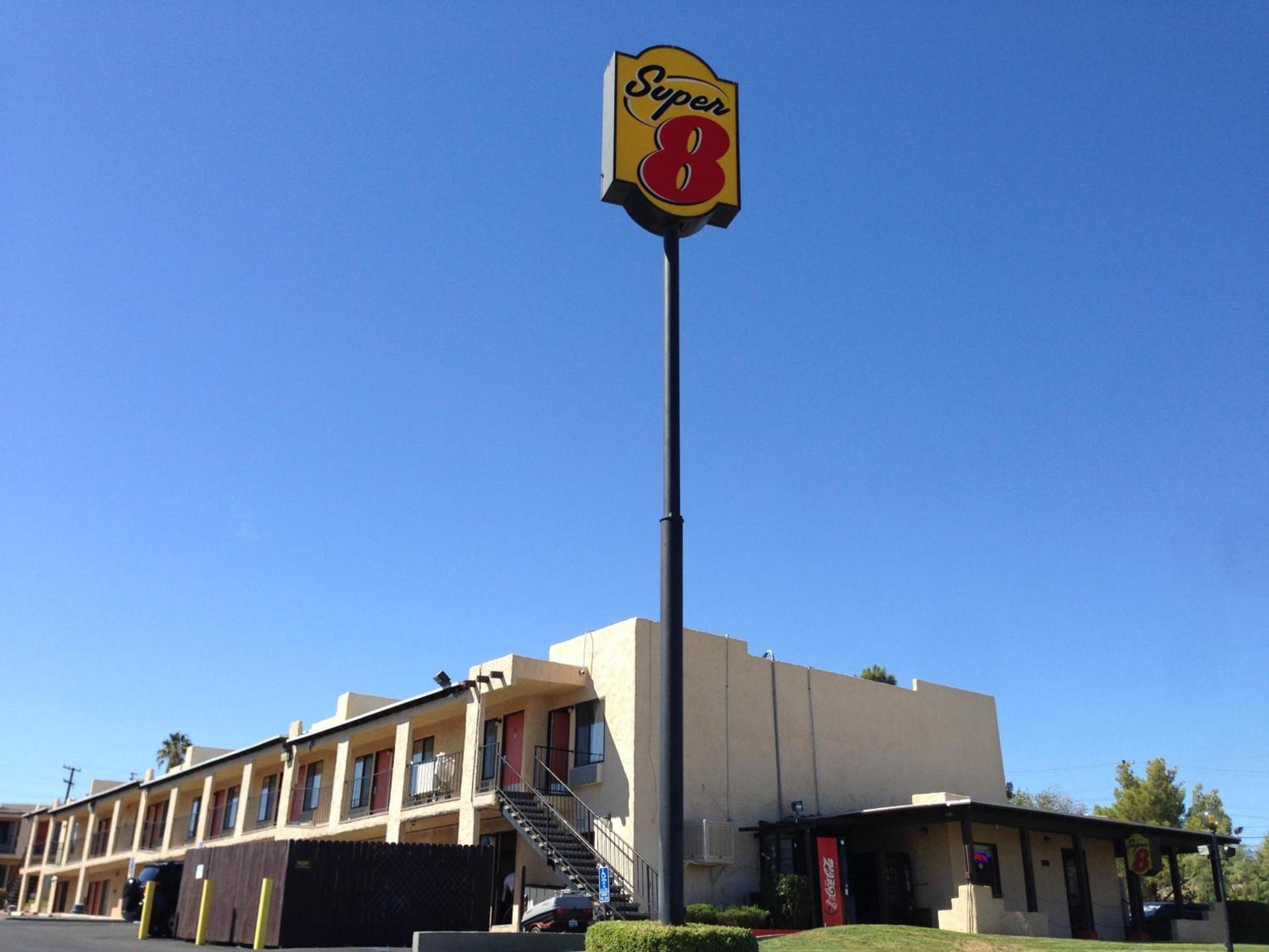 Super 8 by Wyndham Barstow photo 19