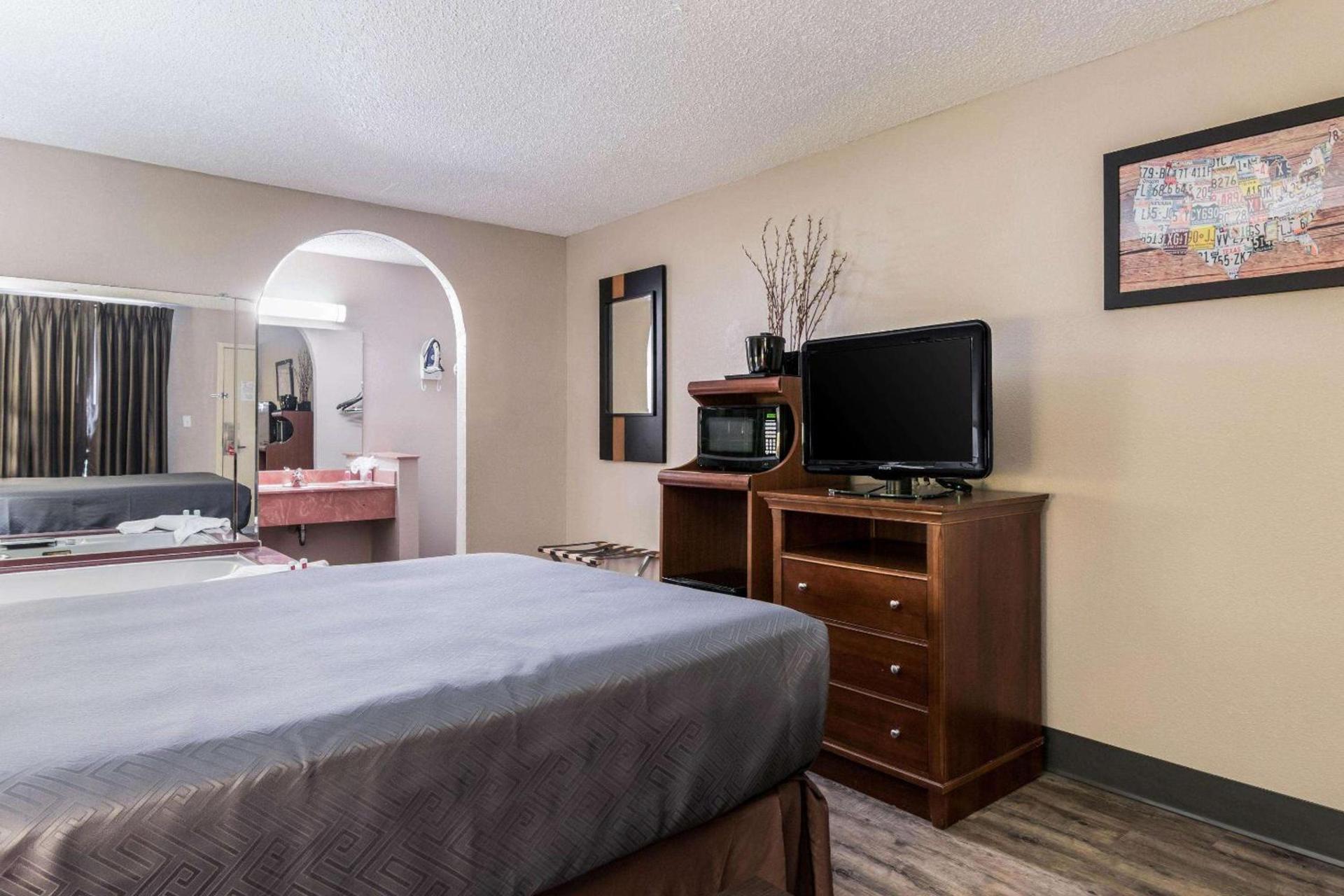 Econo Lodge Gainesville Downtown Area photo 16