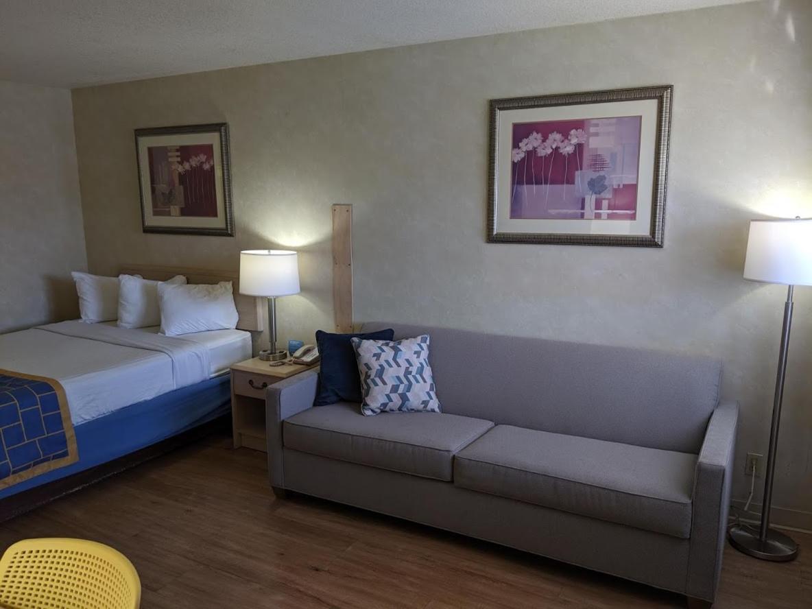 Days Inn by Wyndham Bullhead City photo 21