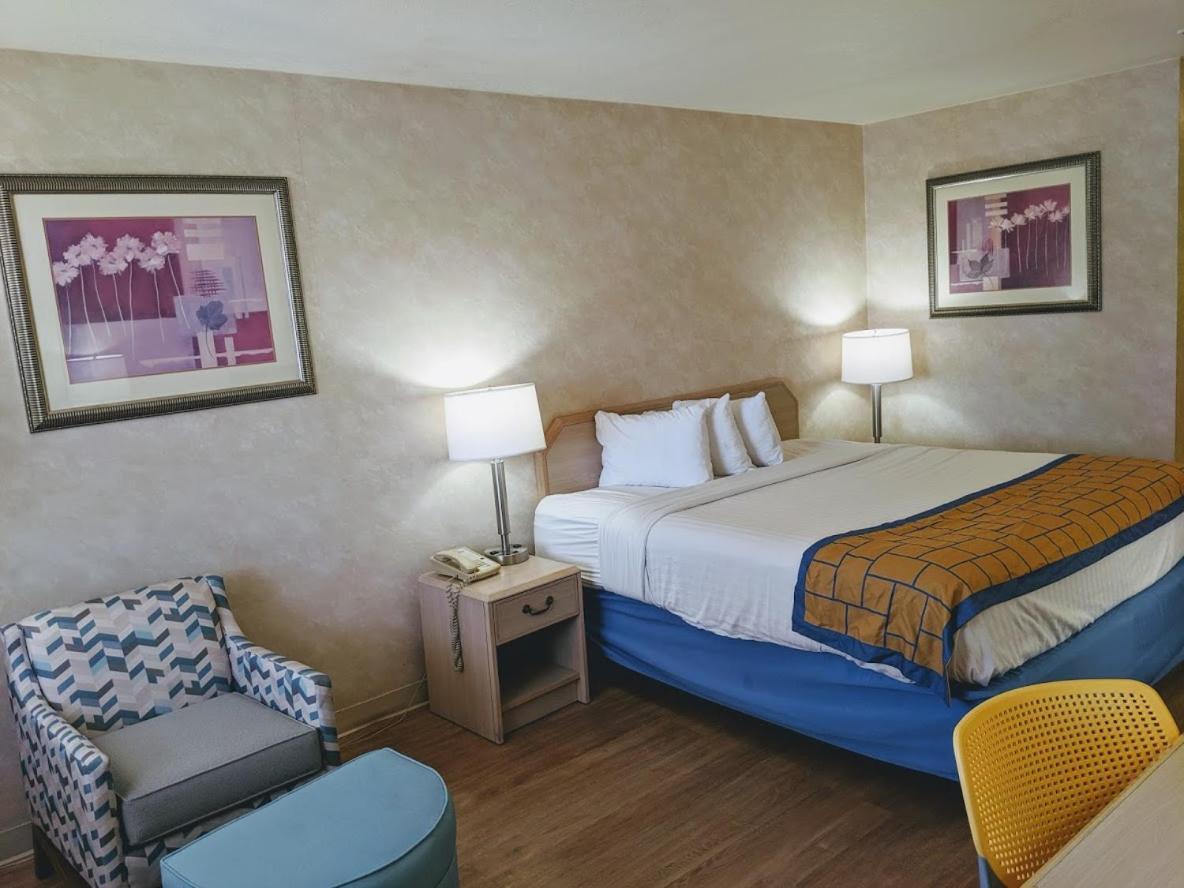 Days Inn by Wyndham Bullhead City photo 18
