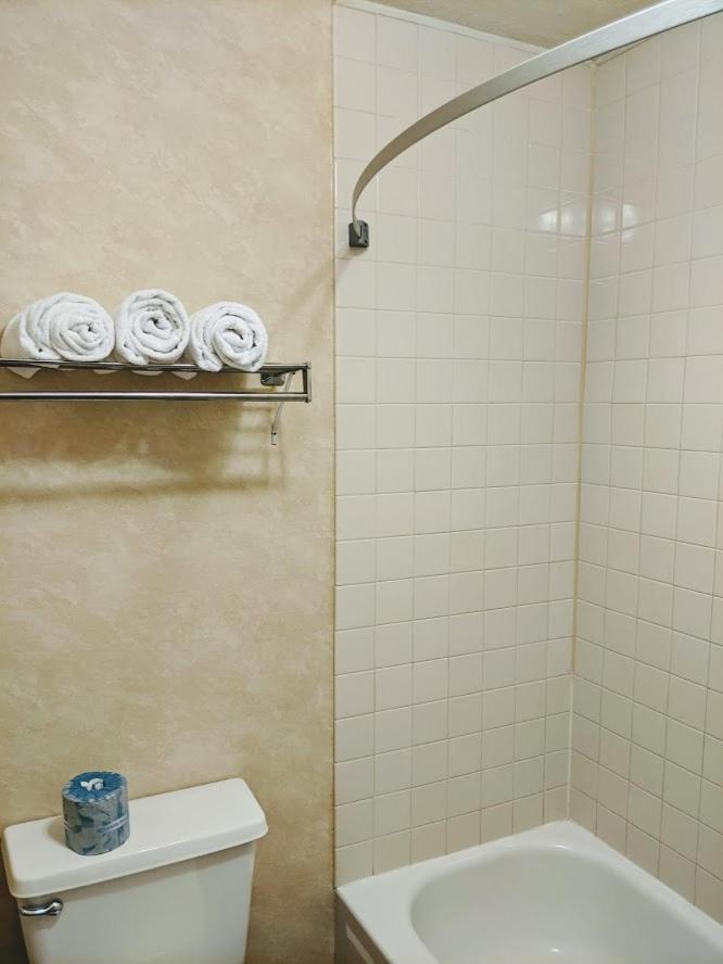 Days Inn by Wyndham Bullhead City photo 11