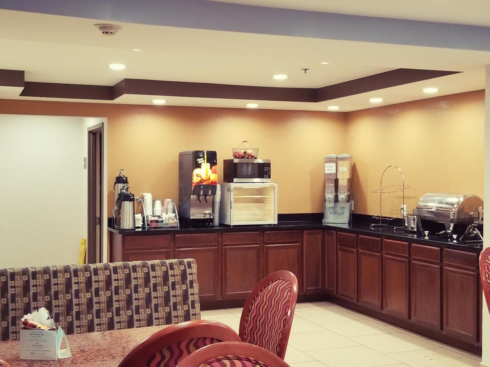 Travelodge by Wyndham Fort Wayne North photo 9