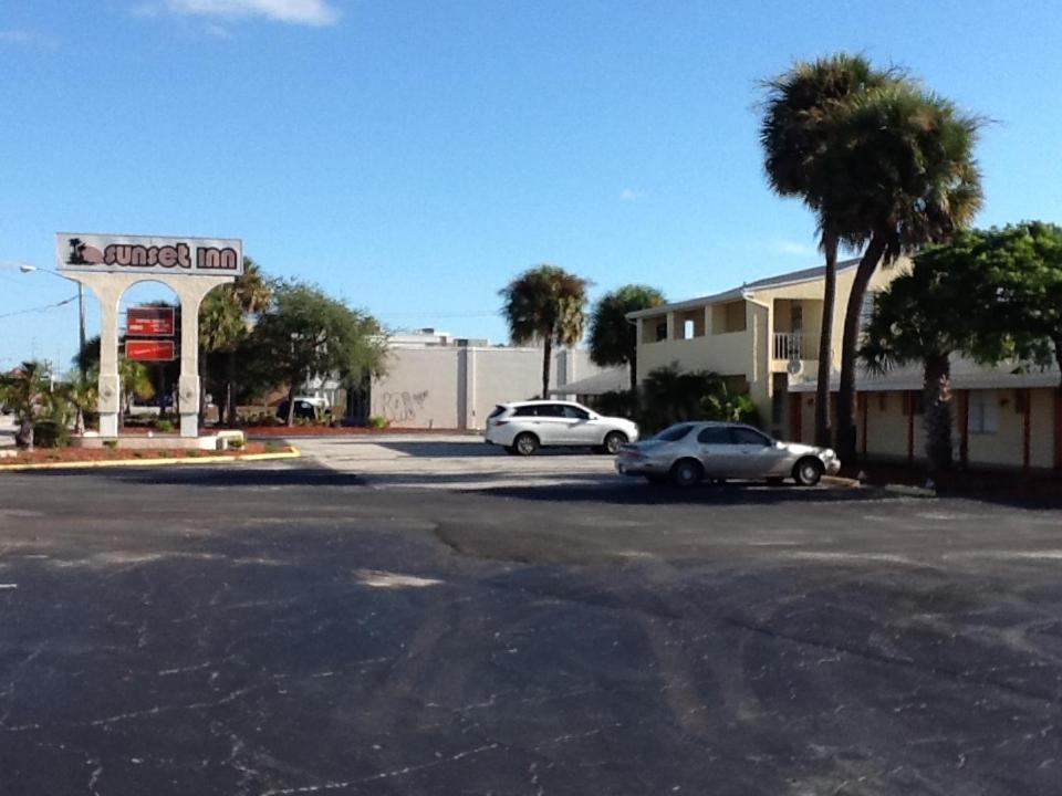 Sunset Inn- Fort Pierce, FL photo 43