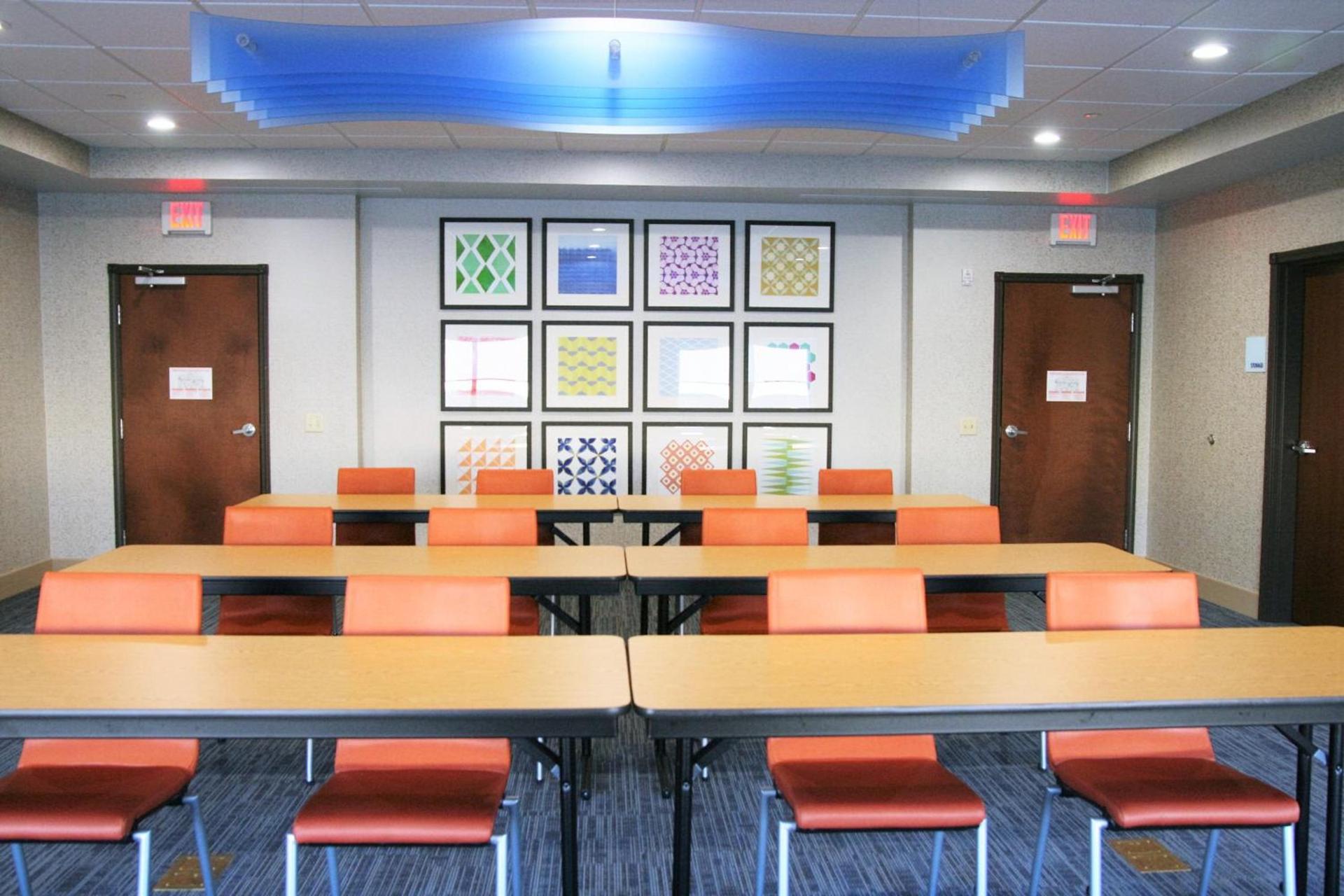 Holiday Inn Express & Suites Clarion by IHG photo 9