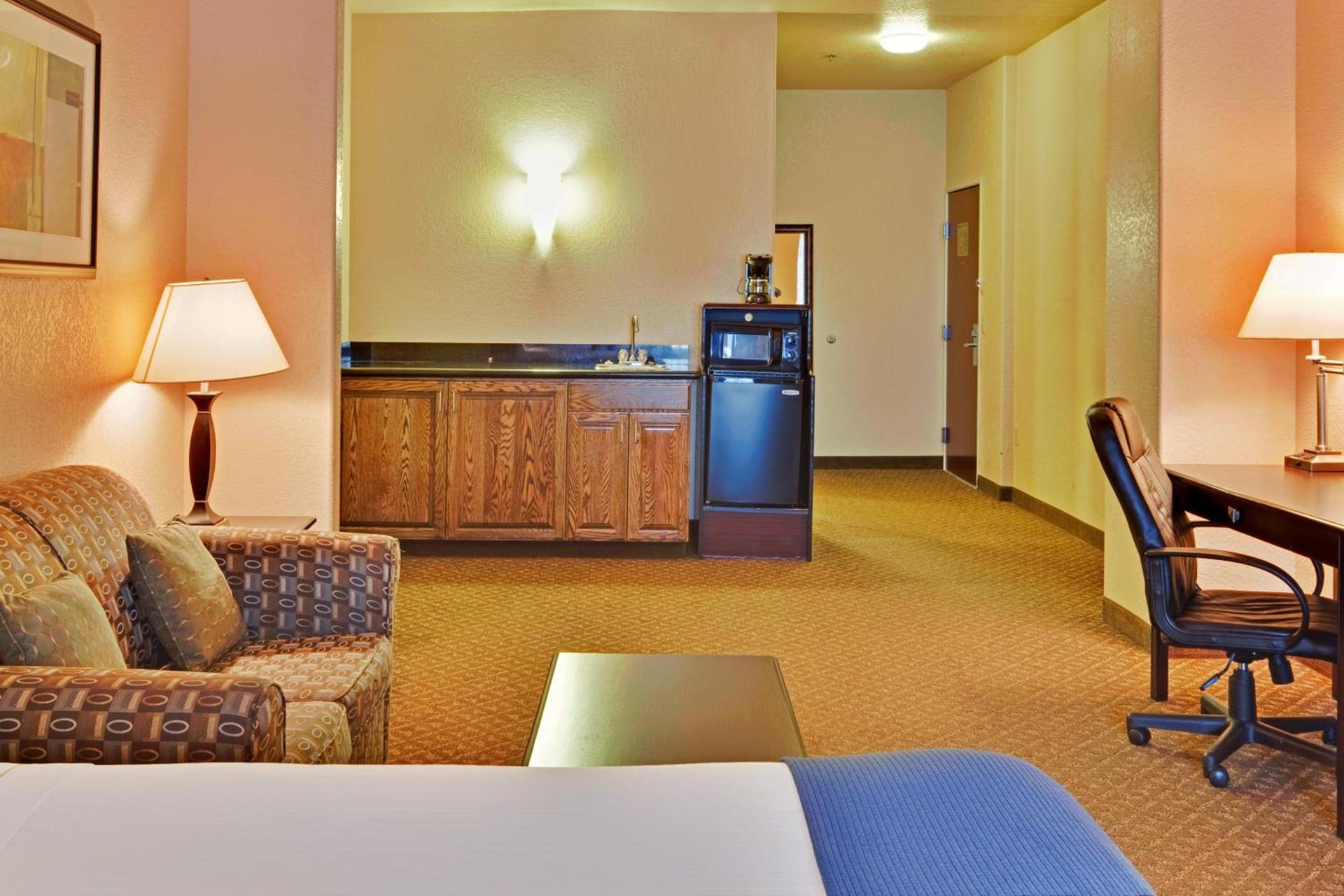 Holiday Inn Express Delano Highway 99 by IHG photo 14