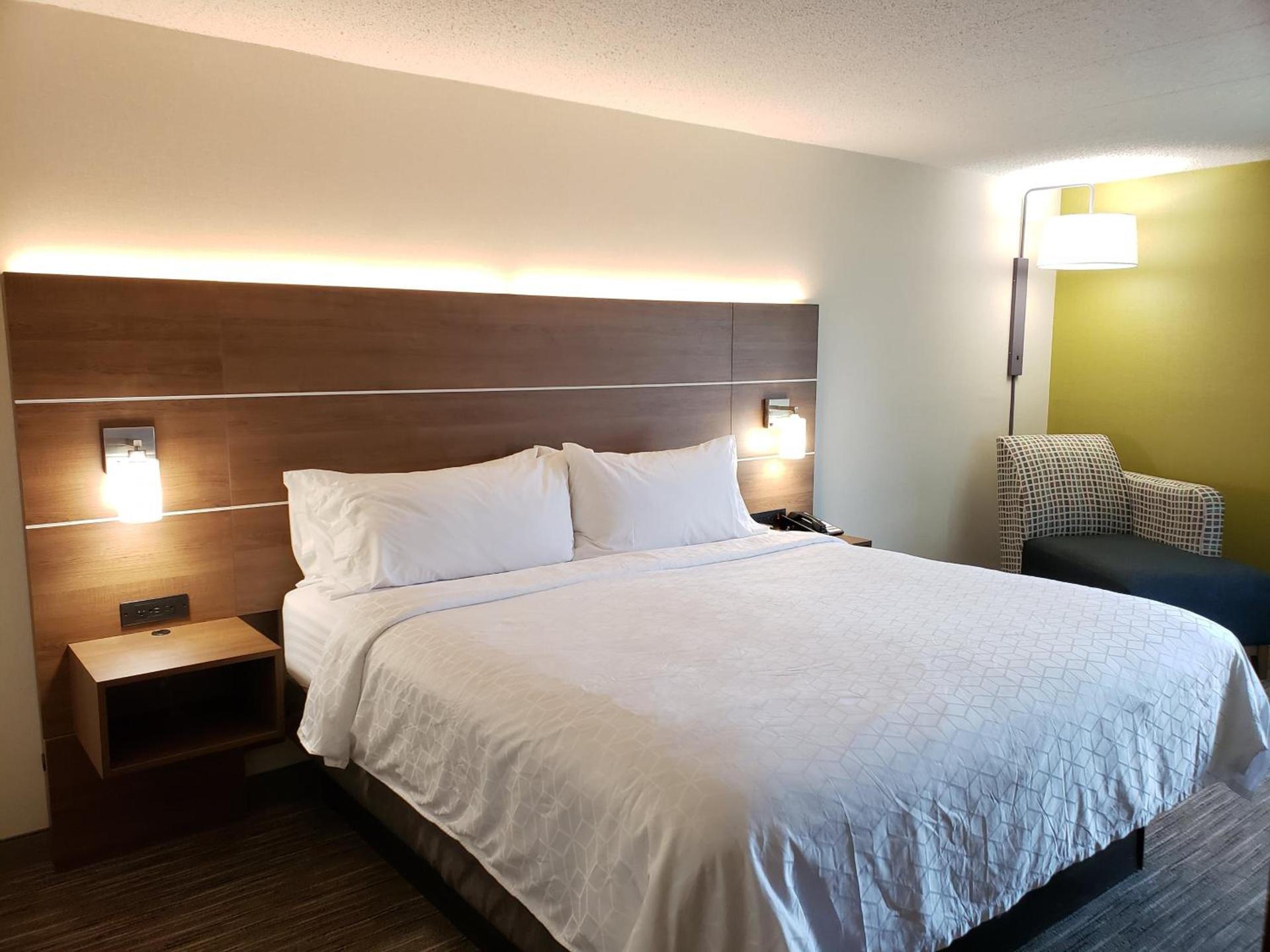 Holiday Inn Express Edgewood-Aberdeen-Bel Air photo 32