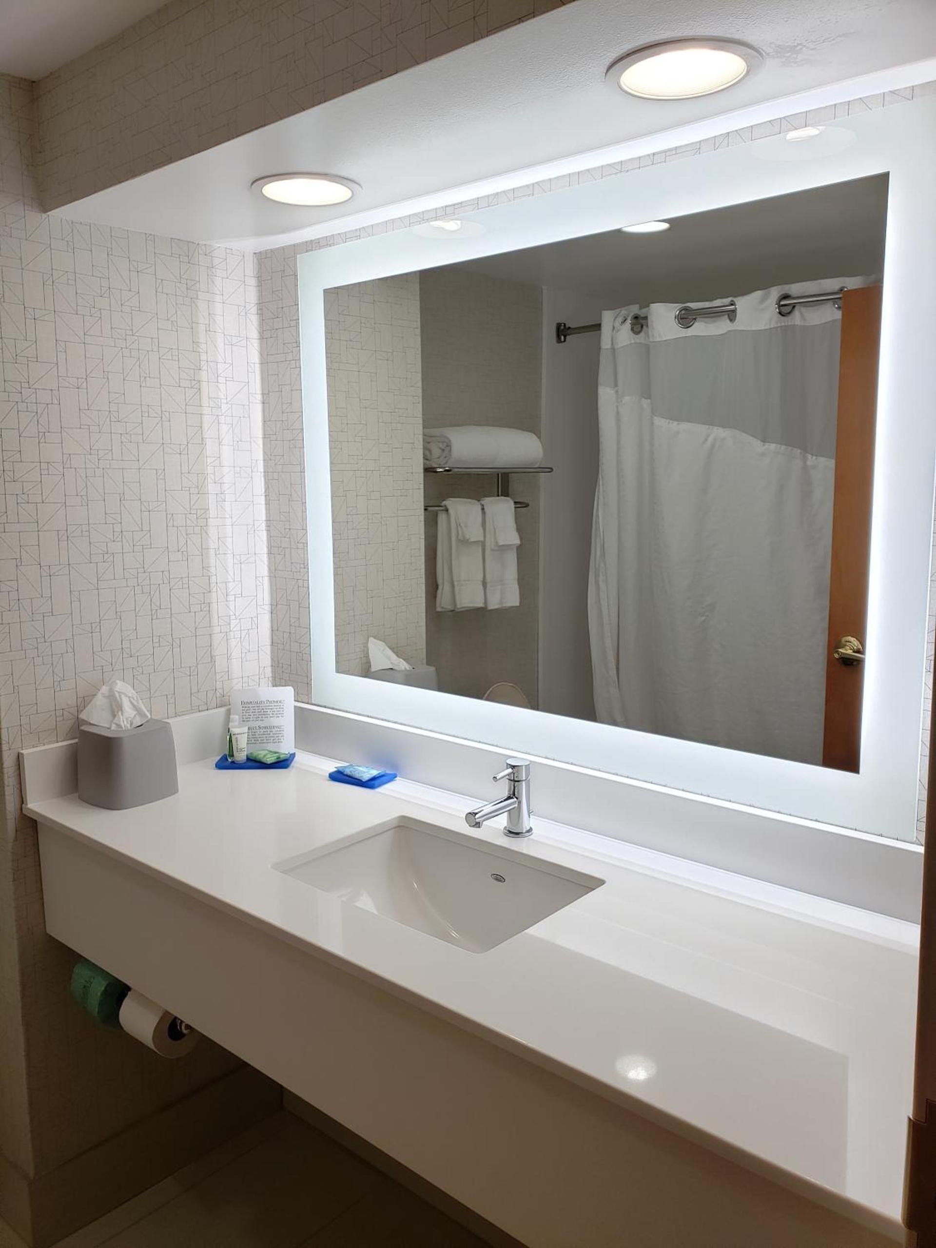 Holiday Inn Express Edgewood-Aberdeen-Bel Air photo 28