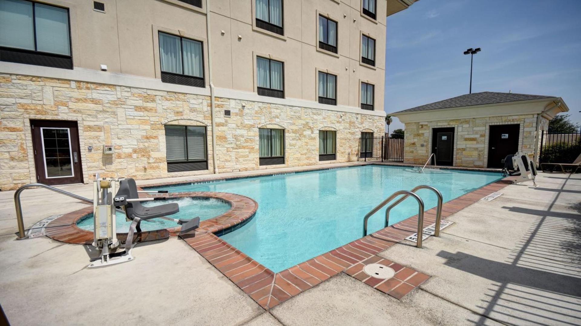 Holiday Inn Express & Suites Del Rio by IHG photo 21