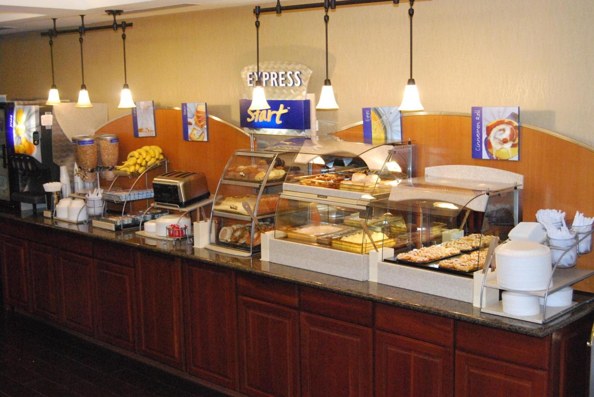 Holiday Inn Express Hotel & Suites Auburn Hills by IHG photo 9