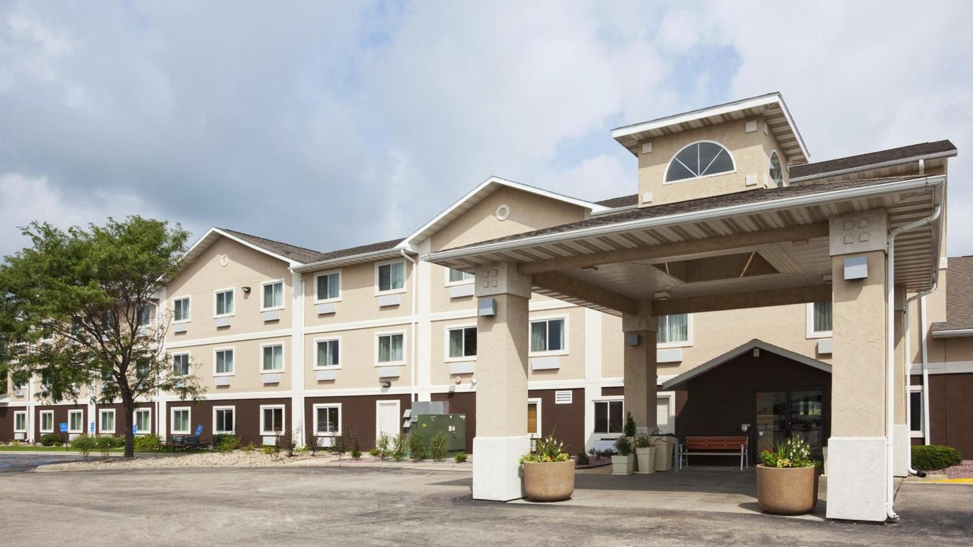 Holiday Inn Express Deforest Madison Area by IHG photo 1