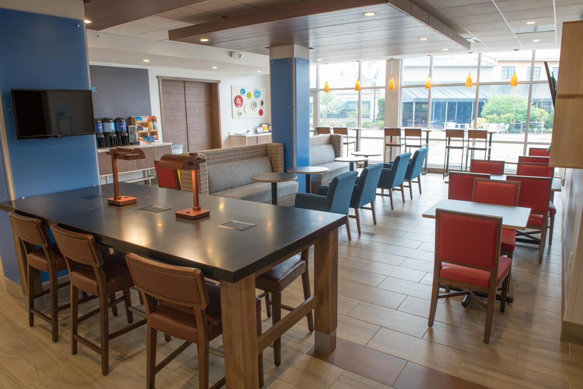 Holiday Inn Express & Suites - Fort Wayne North by IHG photo 6