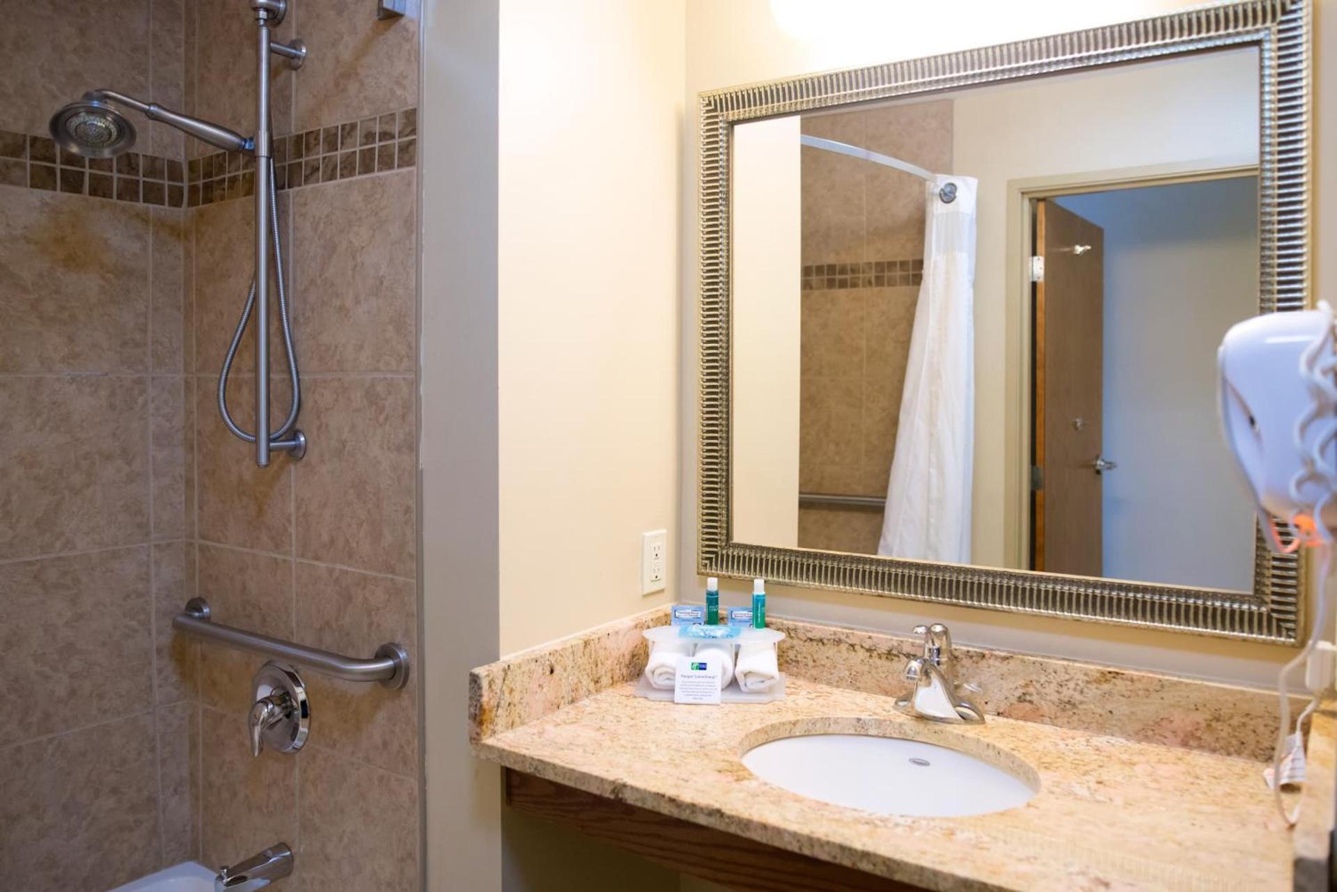 Holiday Inn Express Devils Lake by IHG photo 23