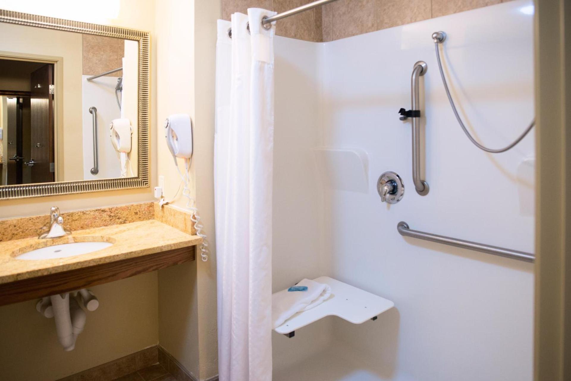 Holiday Inn Express Devils Lake by IHG photo 10