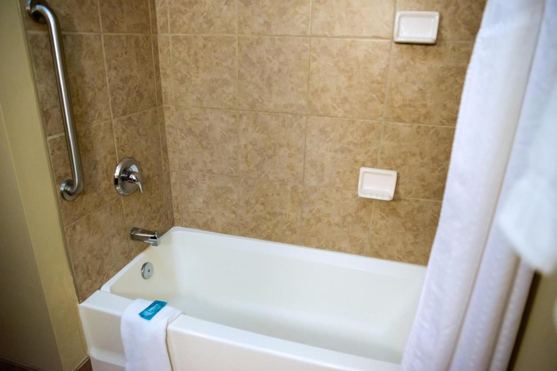 Holiday Inn Express Devils Lake by IHG photo 15