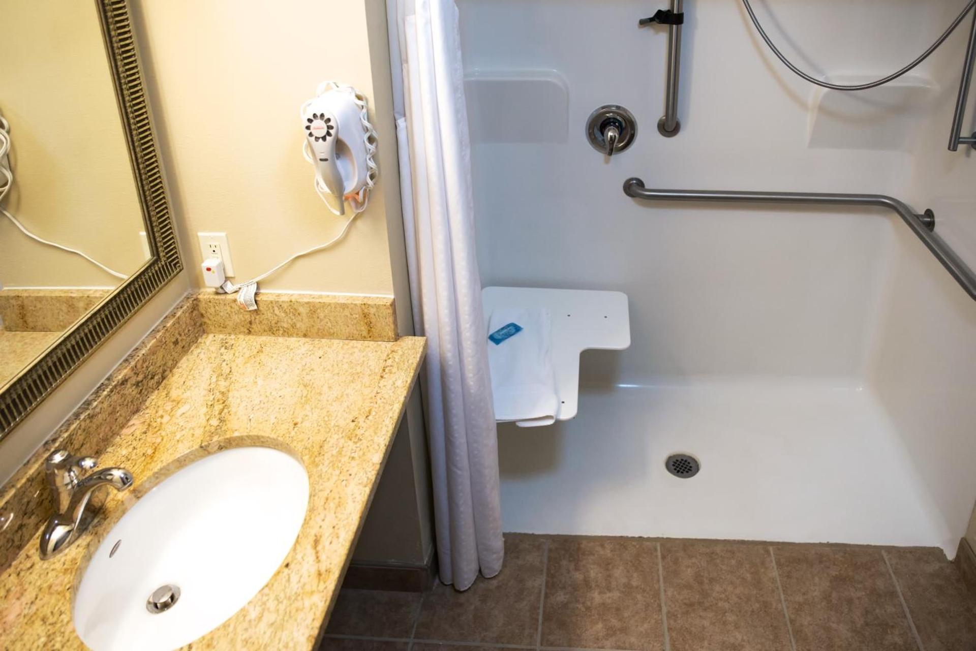 Holiday Inn Express Devils Lake by IHG photo 21
