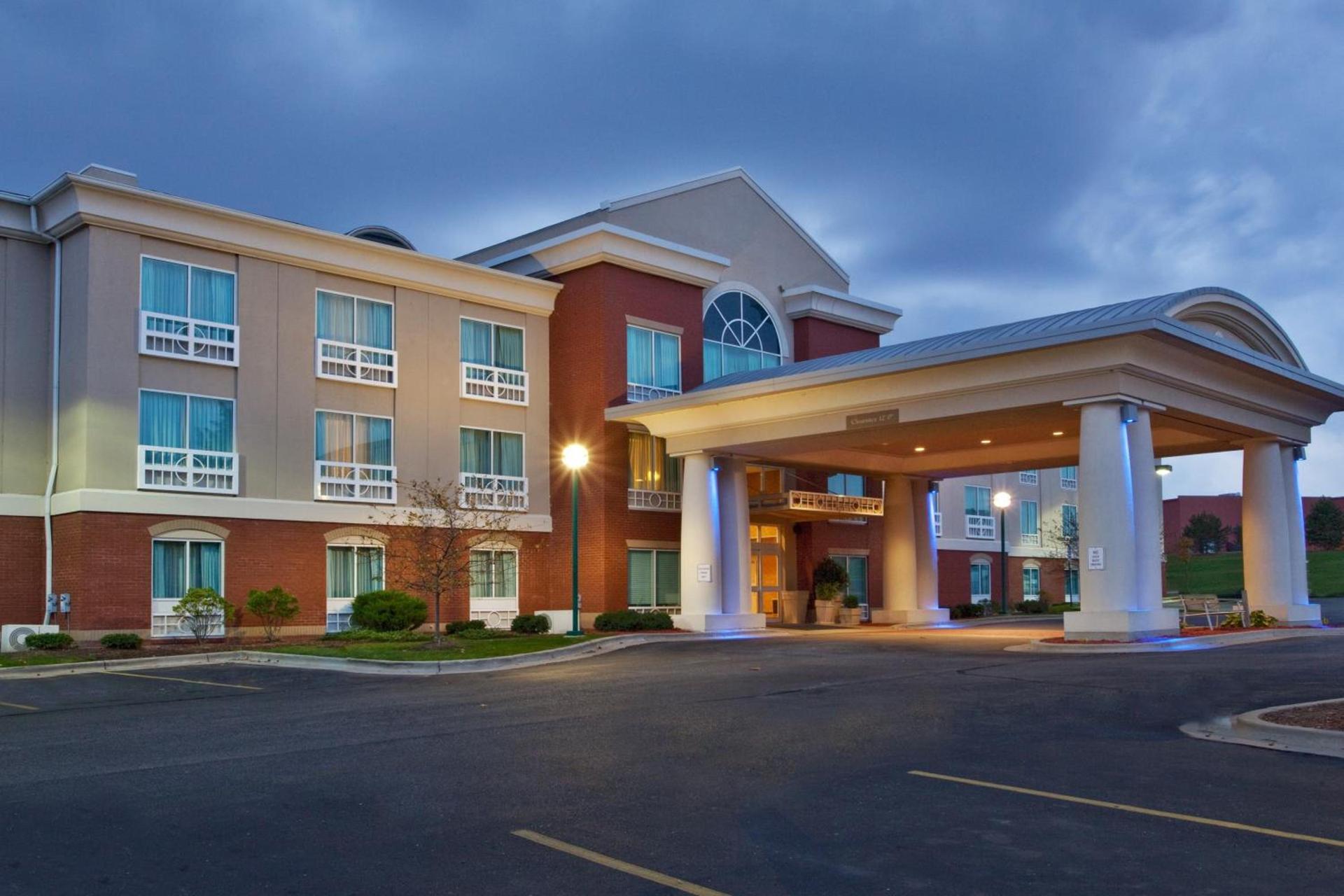 Holiday Inn Express Hotel & Suites Grand Rapids-North by IHG photo 1