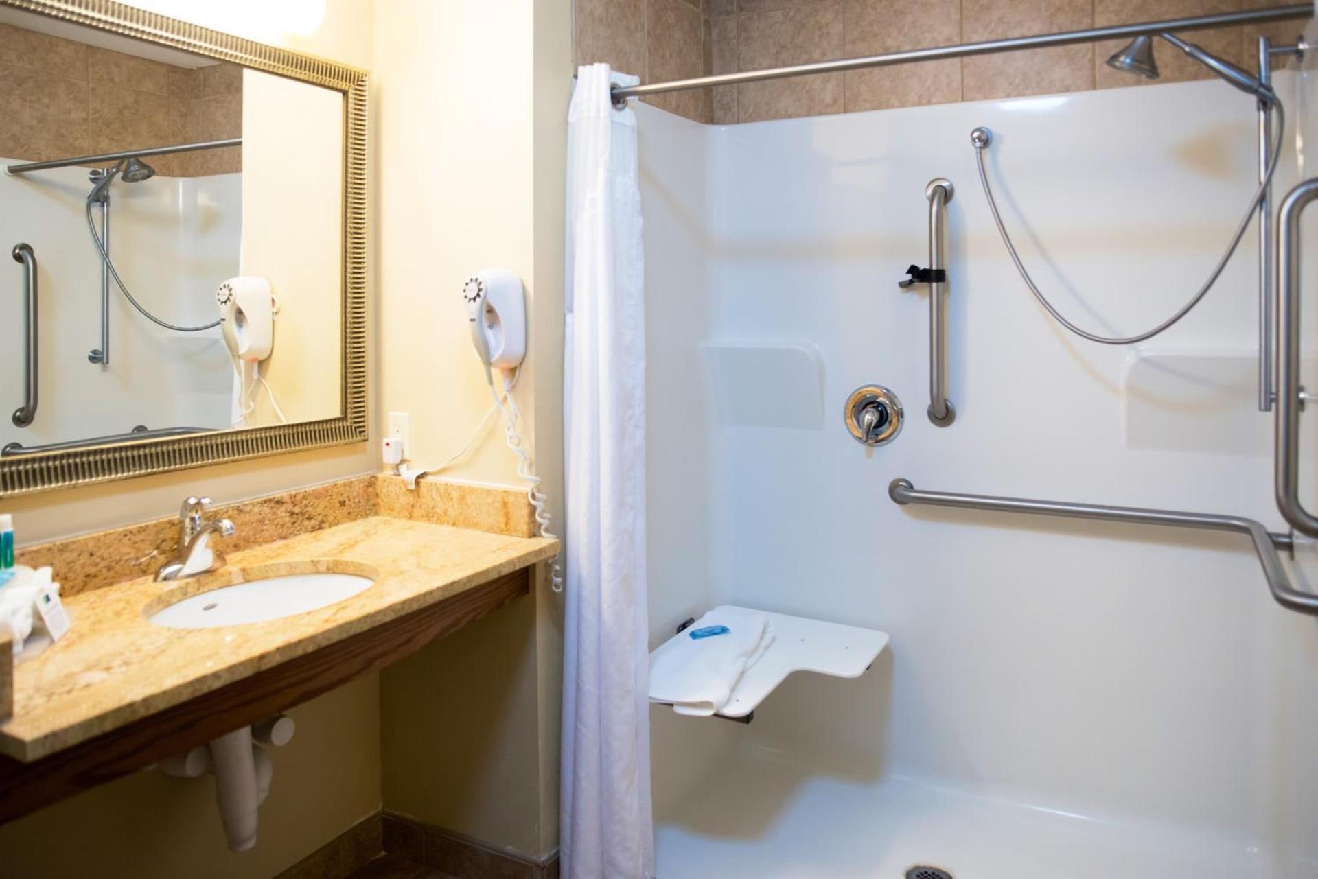 Holiday Inn Express Devils Lake by IHG photo 18