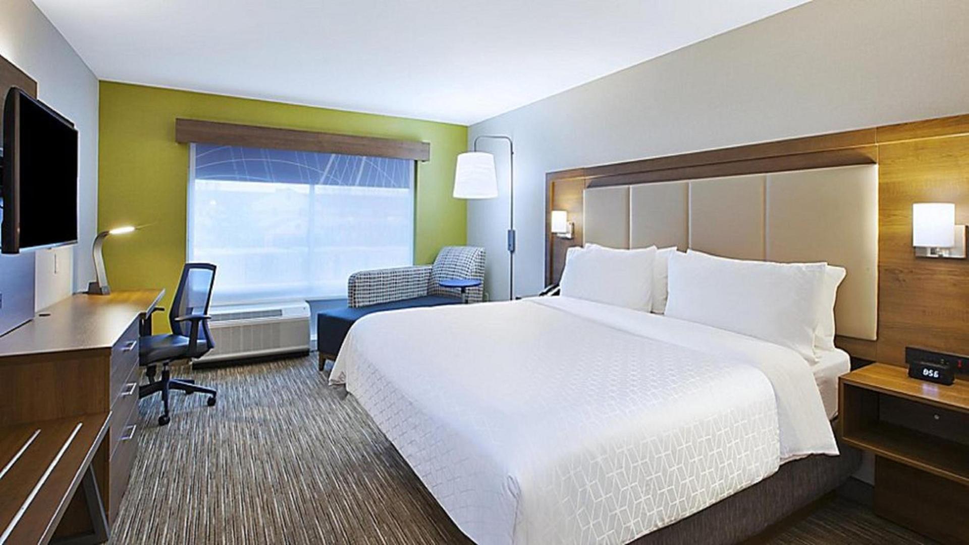 Holiday Inn Express & Suites Grand Rapids Airport North by IHG photo 20
