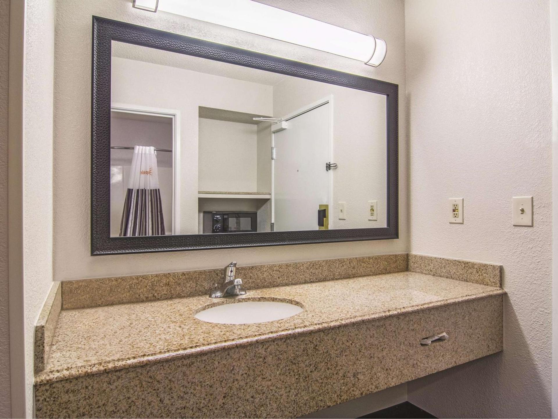 Wingate by Wyndham Brunswick GA I-95 photo 10