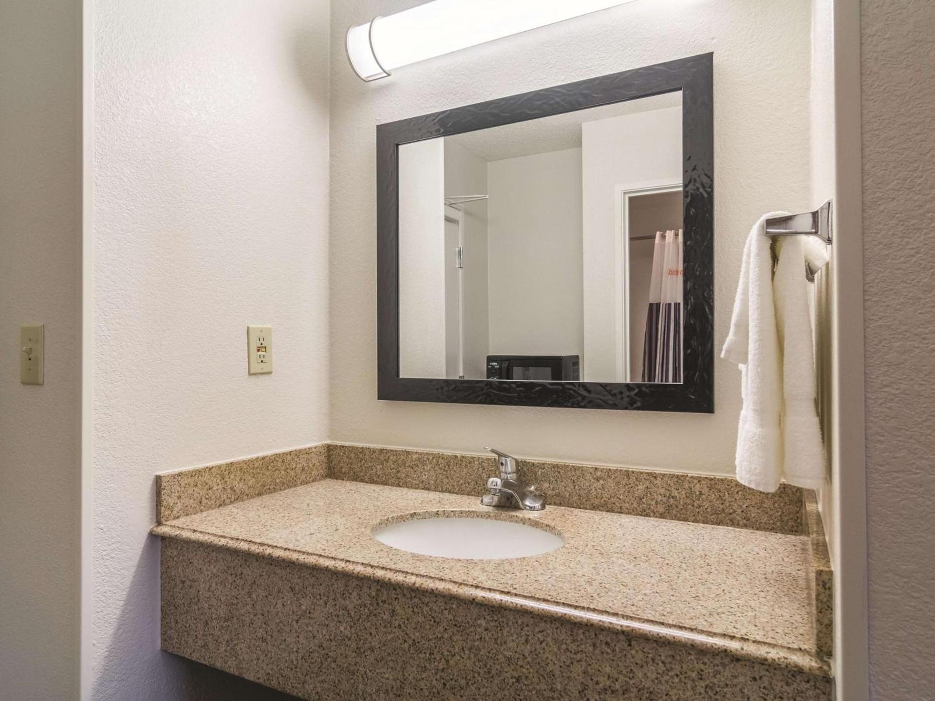 Wingate by Wyndham Brunswick GA I-95 photo 15