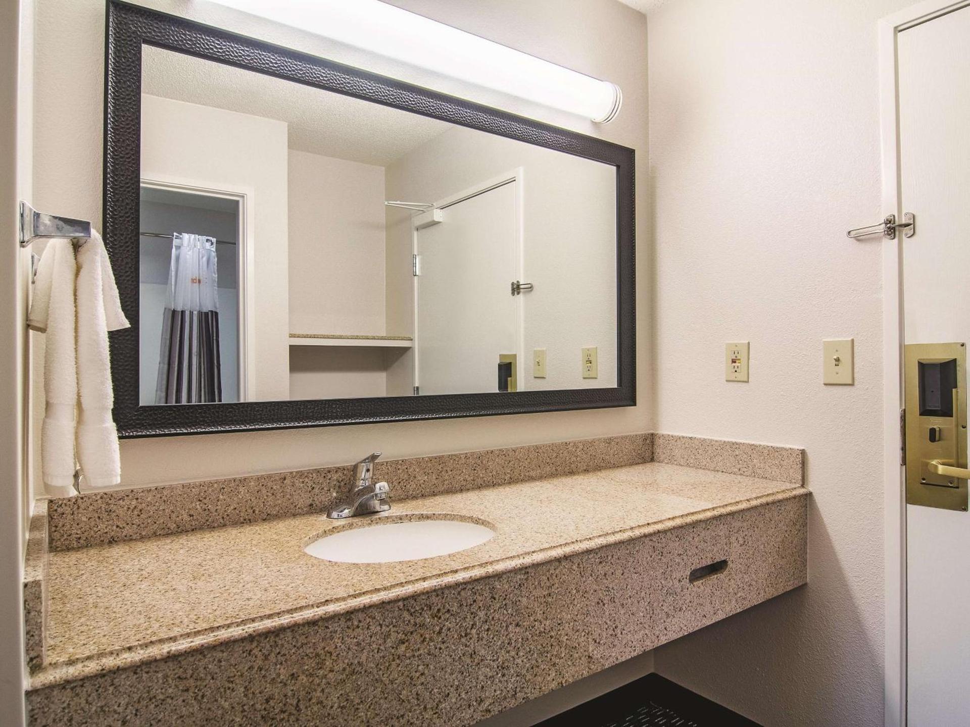 Wingate by Wyndham Brunswick GA I-95 photo 33