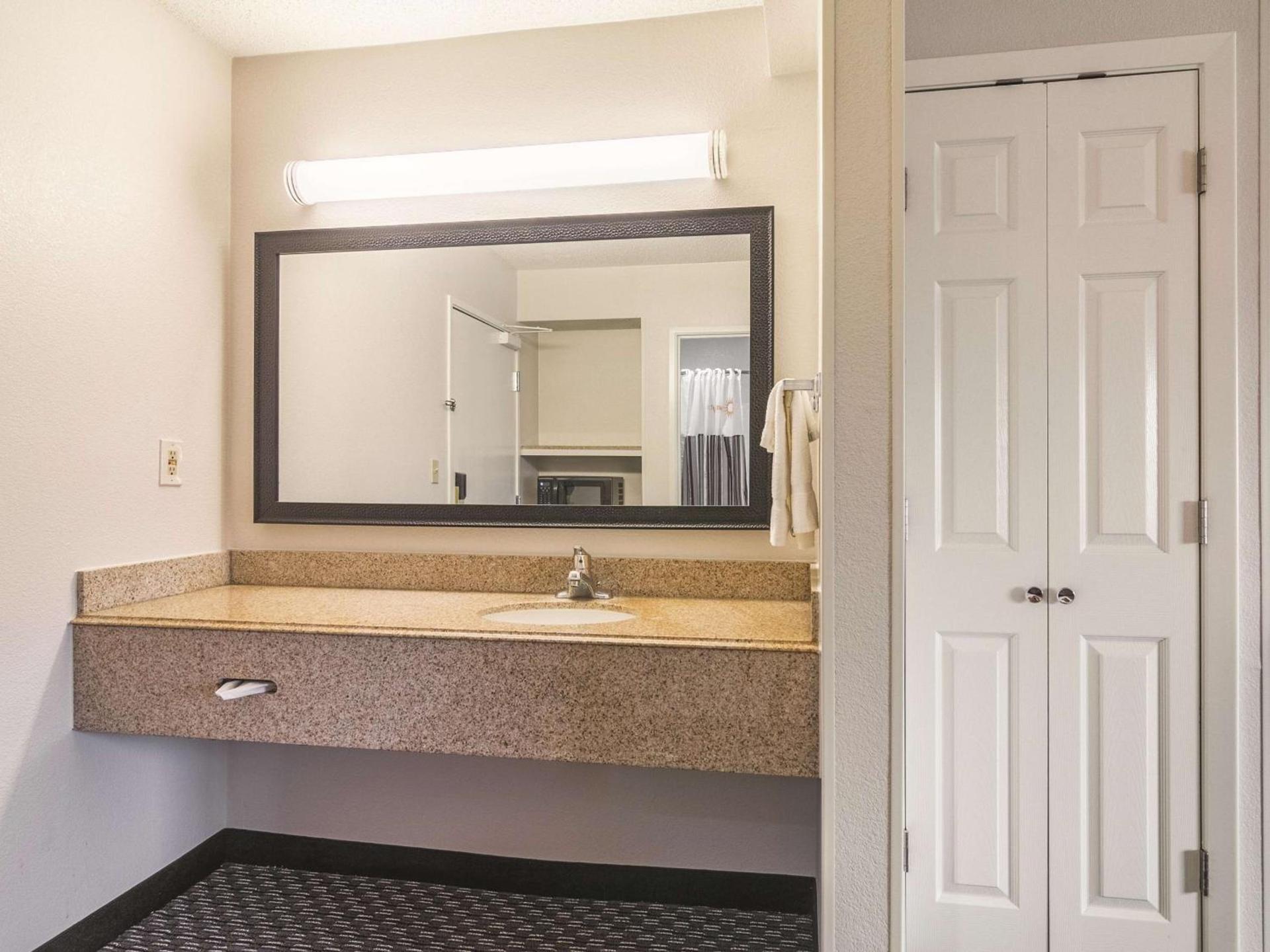 Wingate by Wyndham Brunswick GA I-95 photo 5